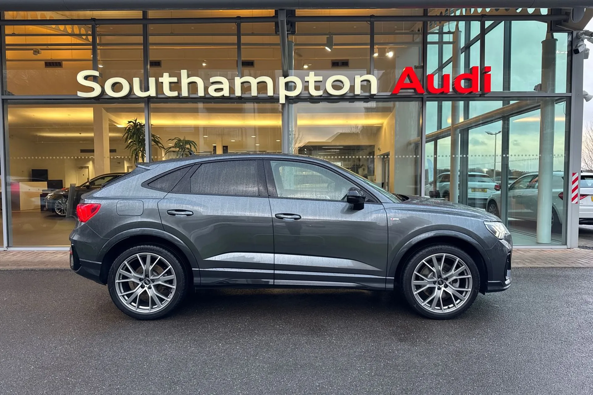 Audi Q3 thumbnail image number 2