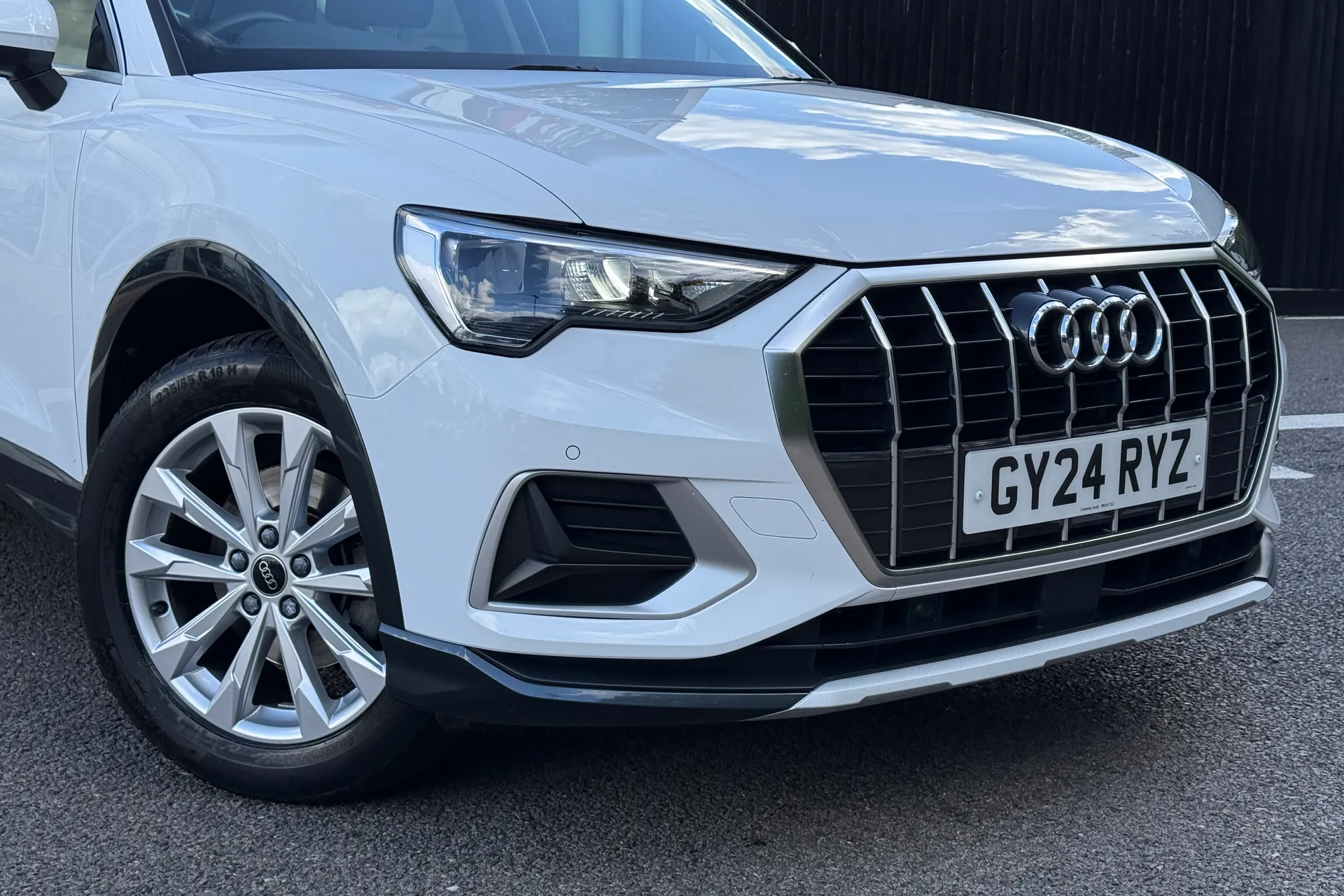 Audi Q3 thumbnail image number 2