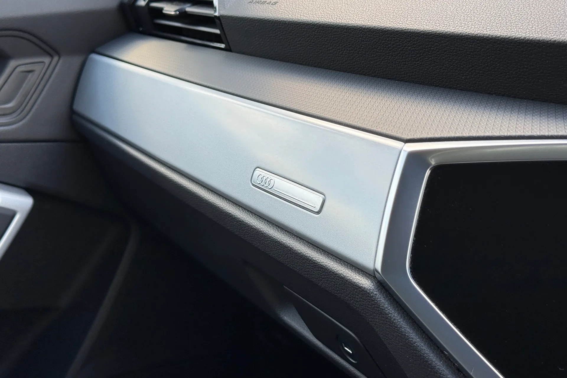 Audi Q3 thumbnail image number 15