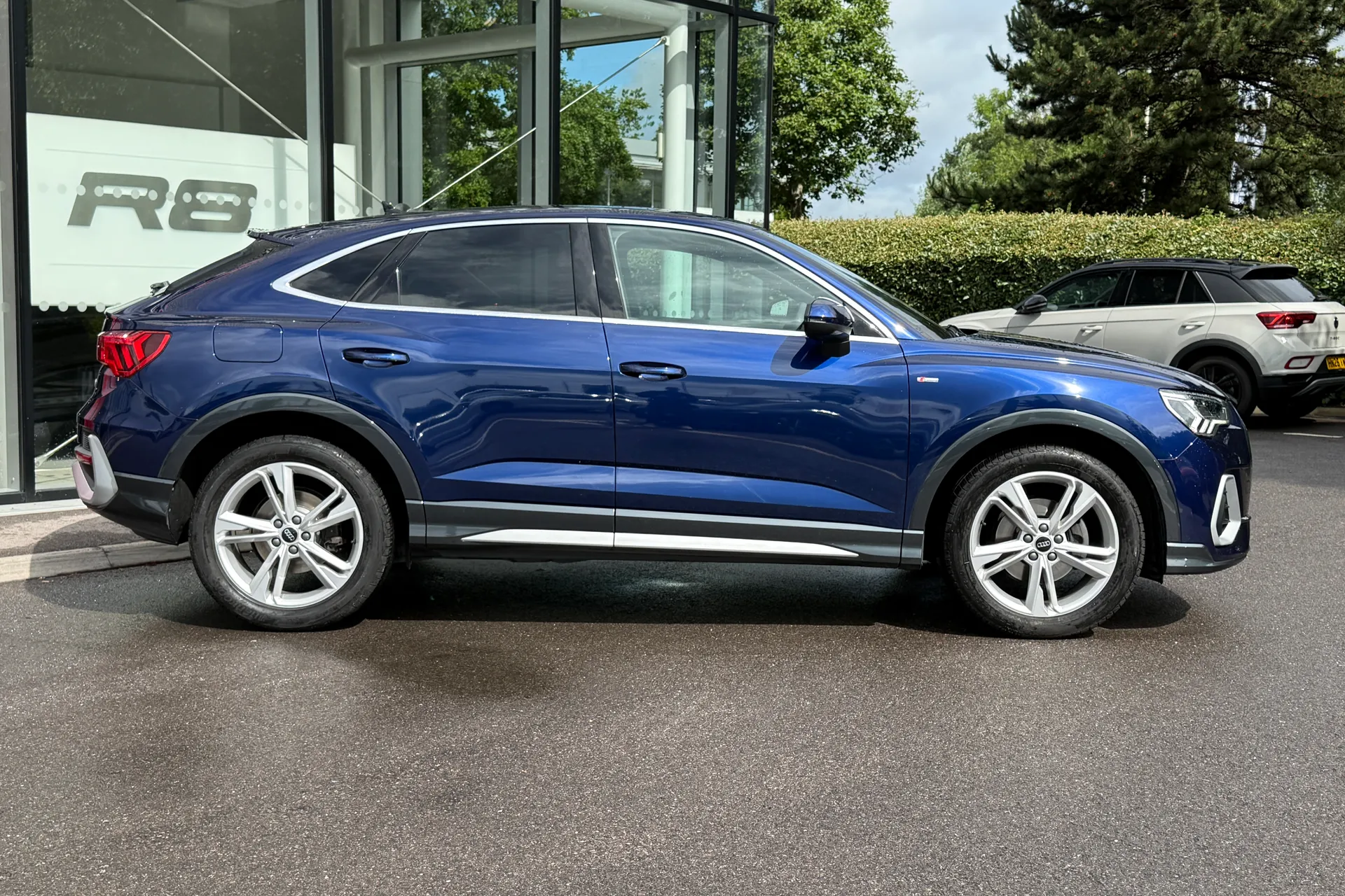 Audi Q3 thumbnail image number 2