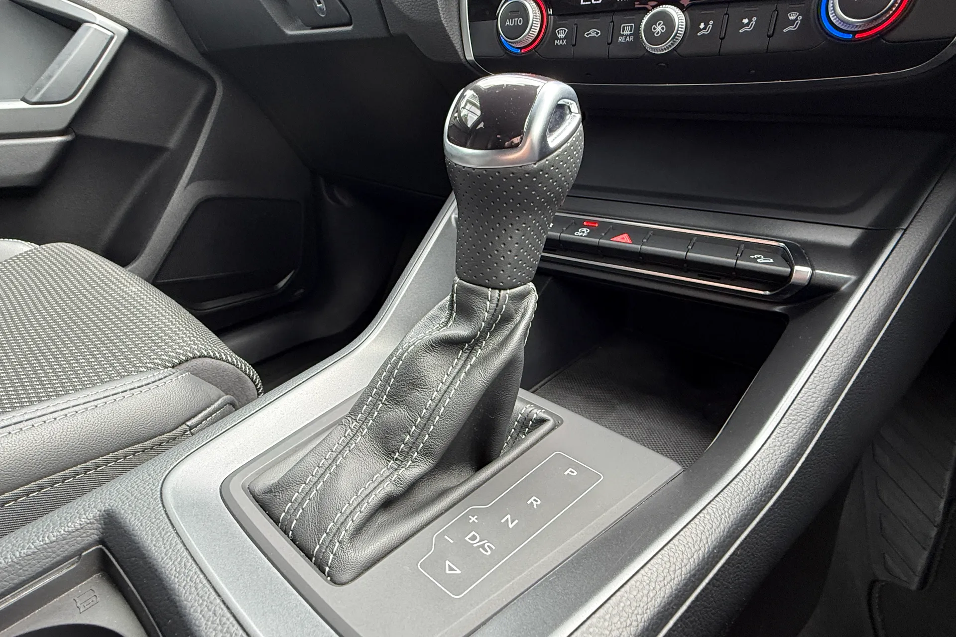 Audi Q3 thumbnail image number 19