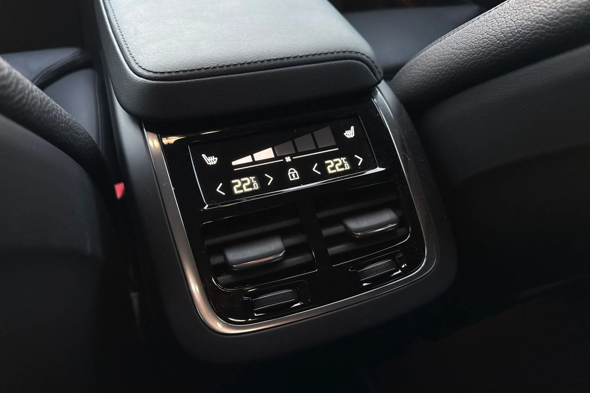 Volvo XC60 thumbnail image number 32