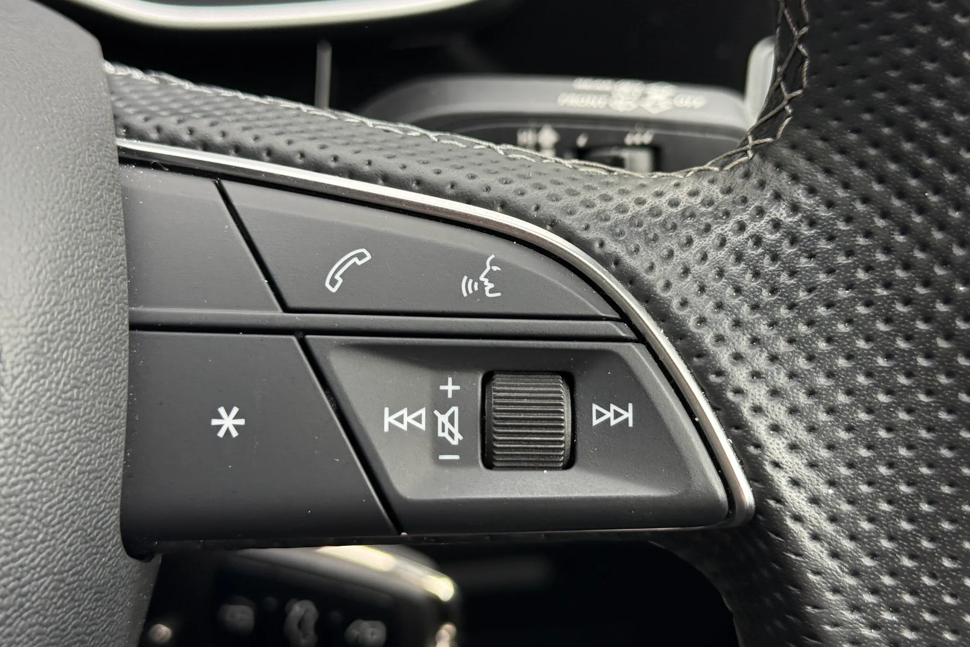 Audi Q3 thumbnail image number 16