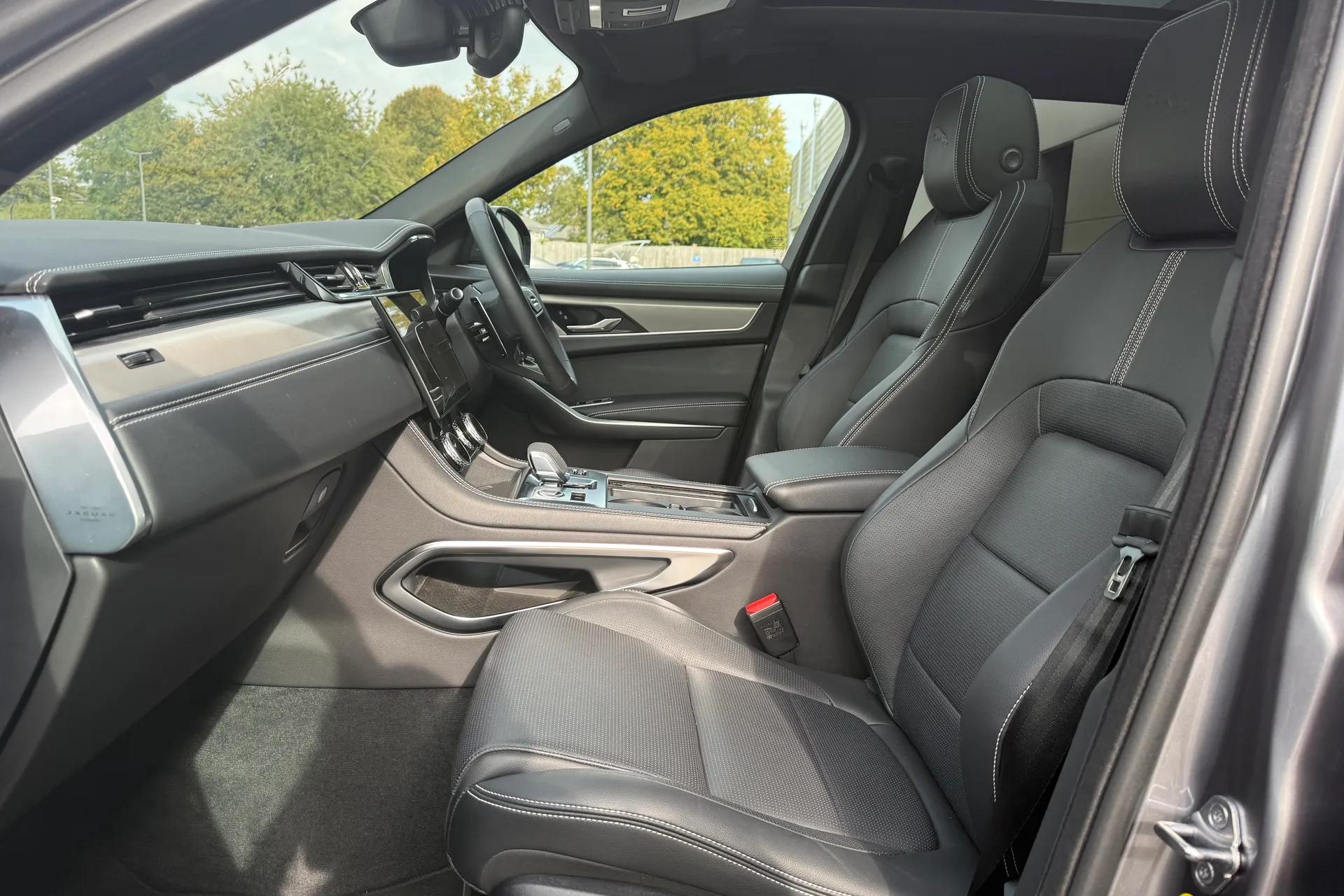 Jaguar F-PACE thumbnail image number 10