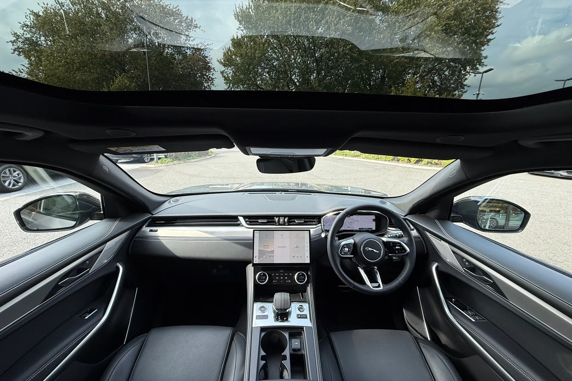 Jaguar F-PACE thumbnail image number 3