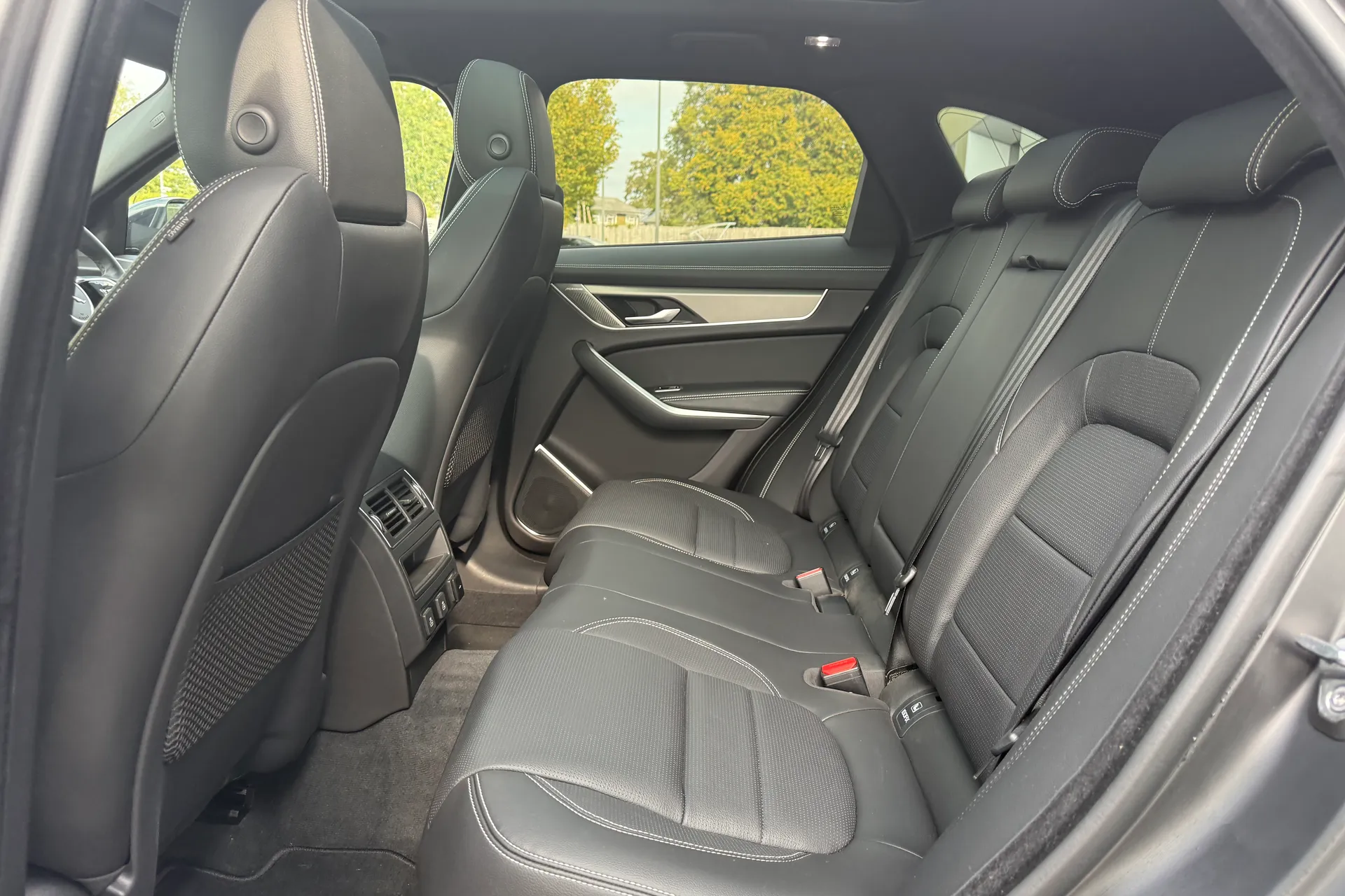 Jaguar F-PACE thumbnail image number 48