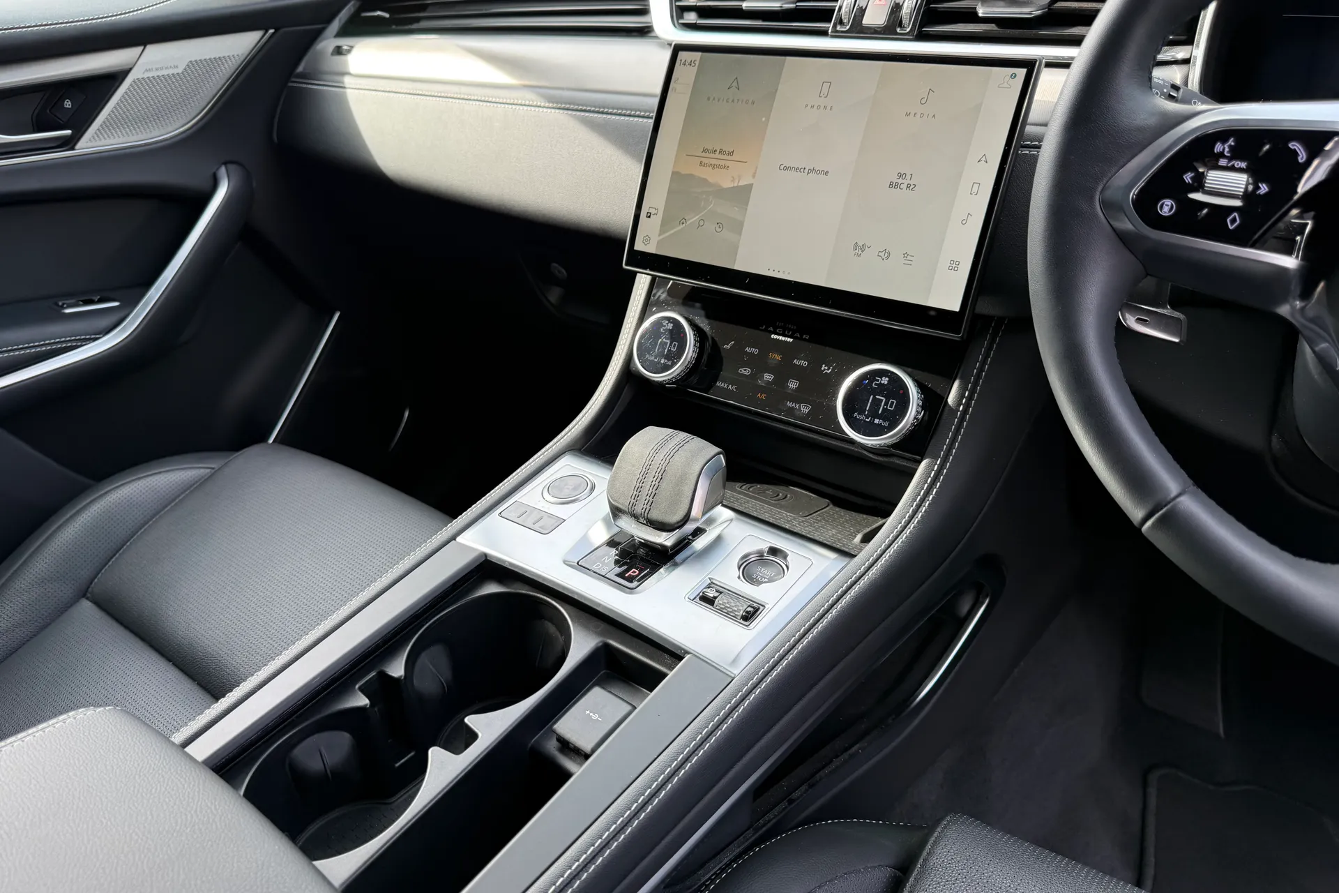 Jaguar F-PACE thumbnail image number 19