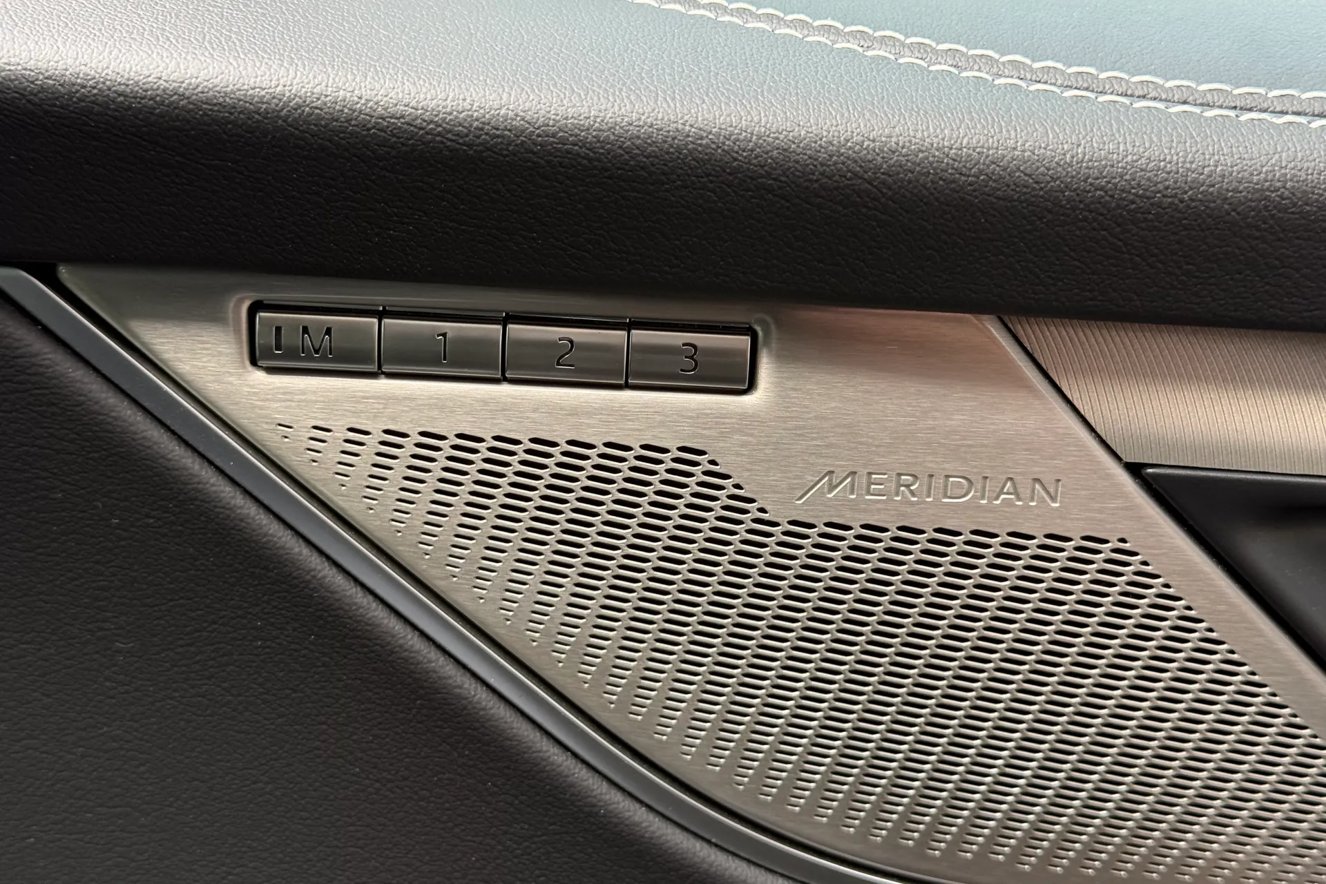 Jaguar F-PACE thumbnail image number 51