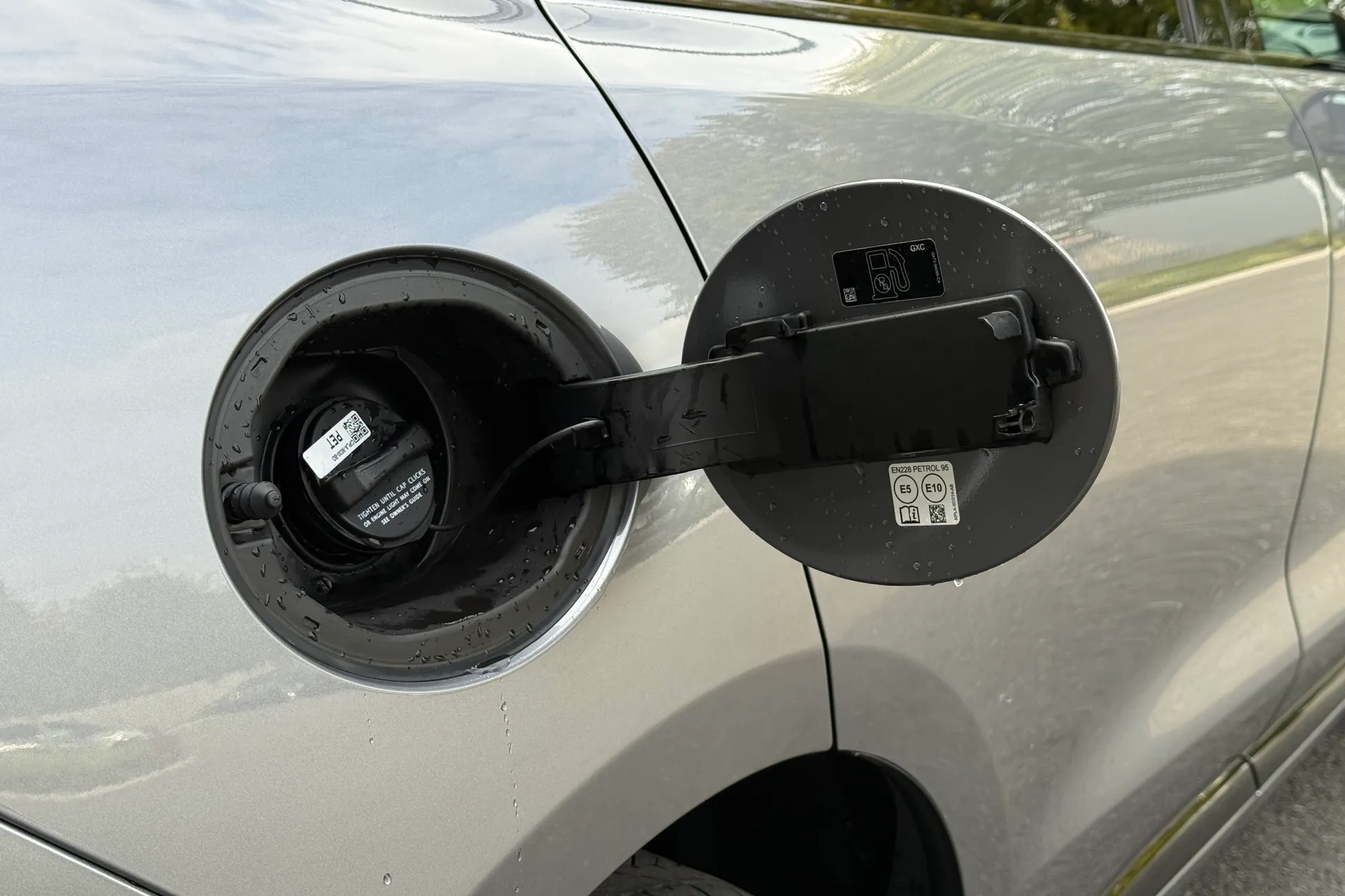 Jaguar F-PACE thumbnail image number 38