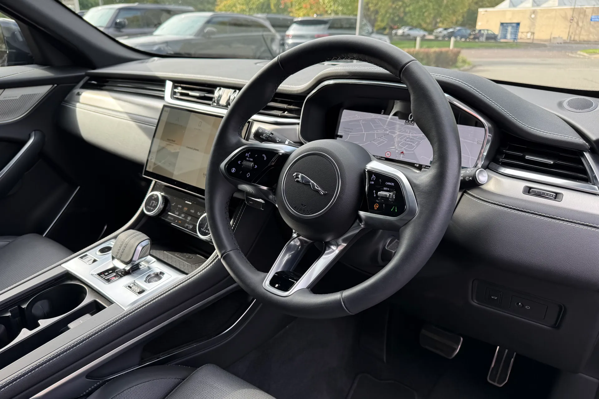 Jaguar F-PACE thumbnail image number 31