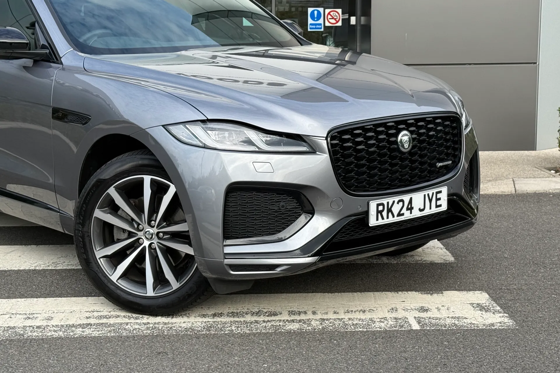 Jaguar F-PACE thumbnail image number 30