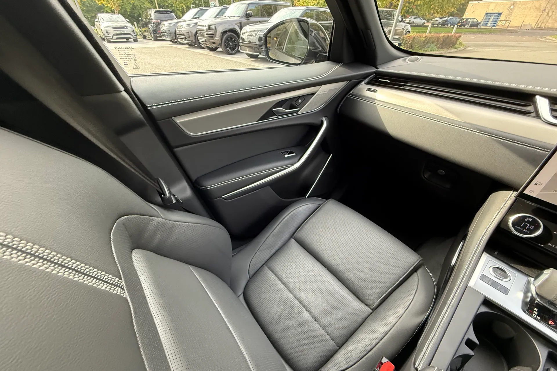 Jaguar F-PACE thumbnail image number 13