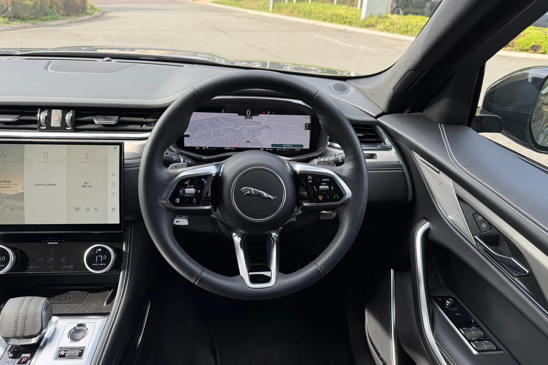 Jaguar F-PACE thumbnail image number 12