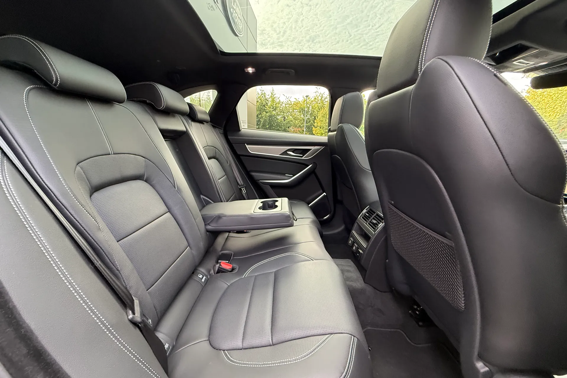 Jaguar F-PACE thumbnail image number 40