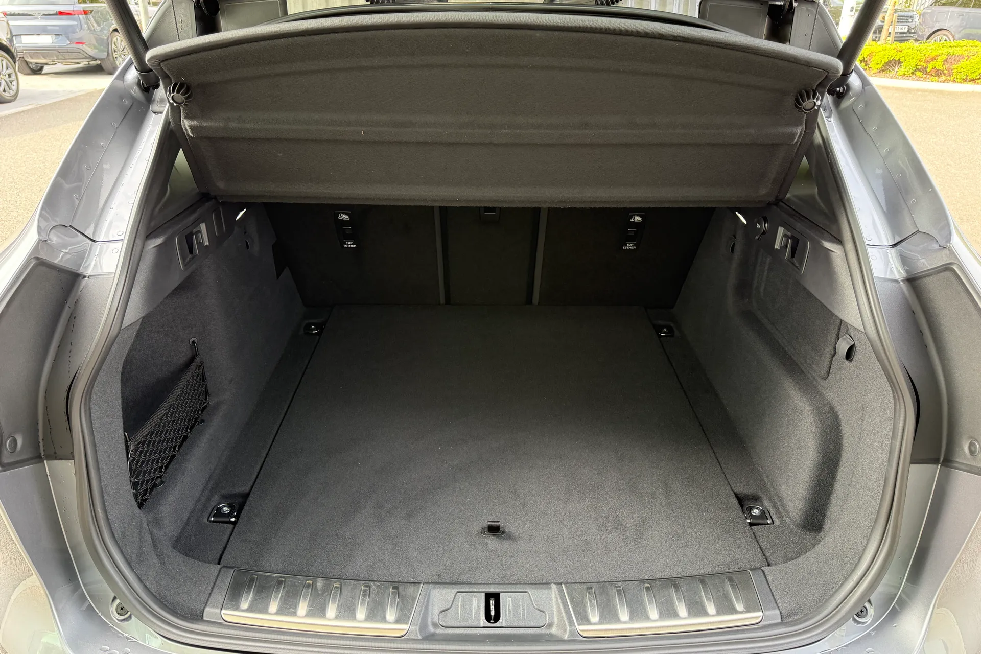 Jaguar F-PACE thumbnail image number 39