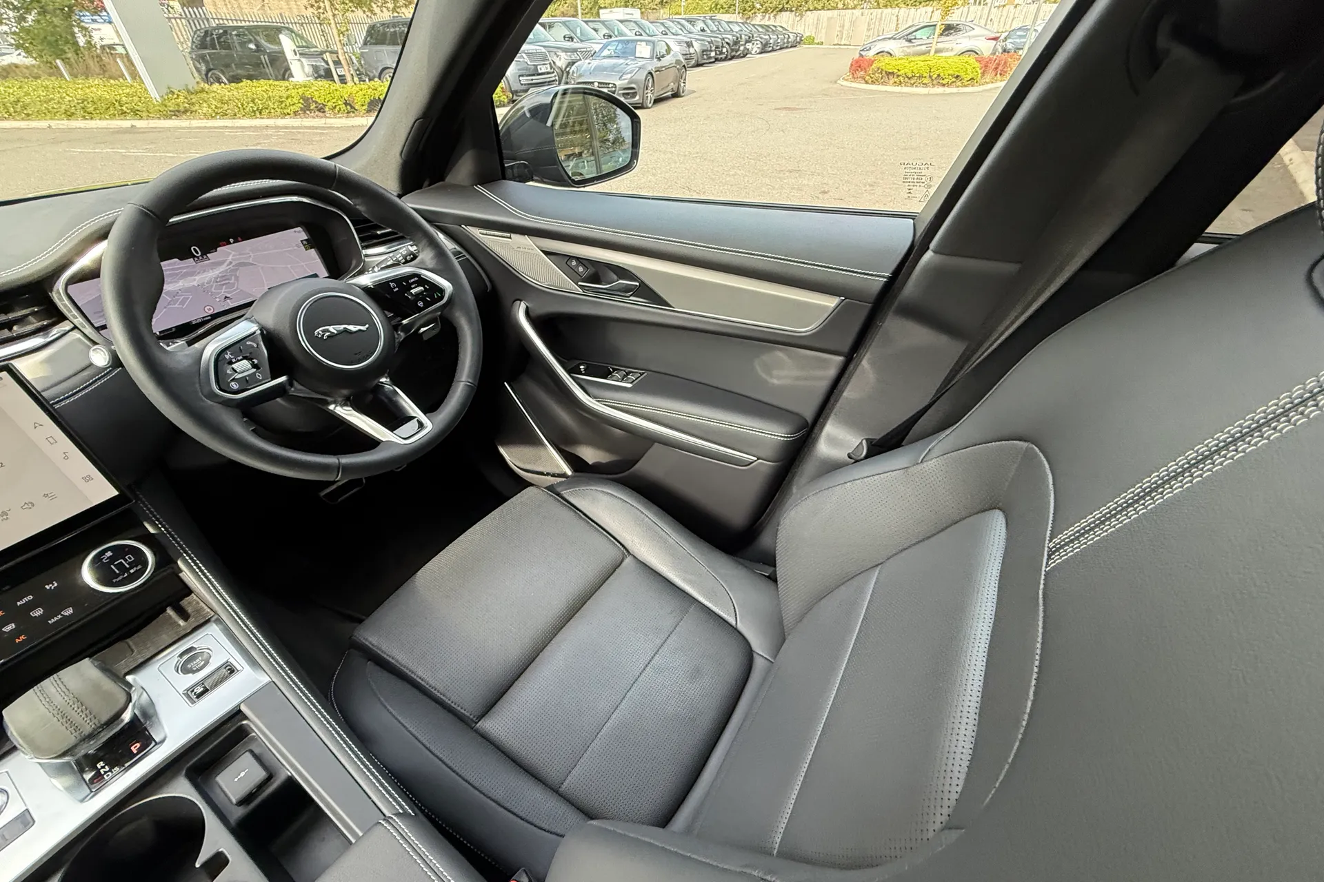 Jaguar F-PACE thumbnail image number 14