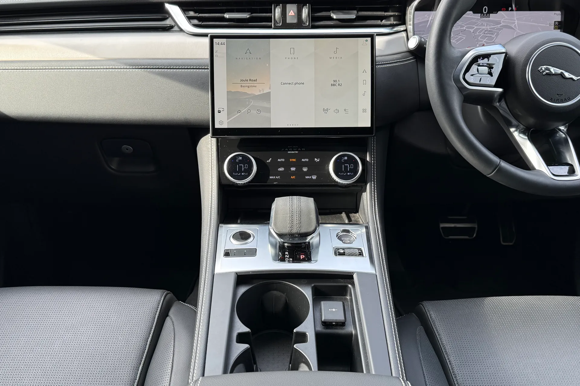 Jaguar F-PACE thumbnail image number 15