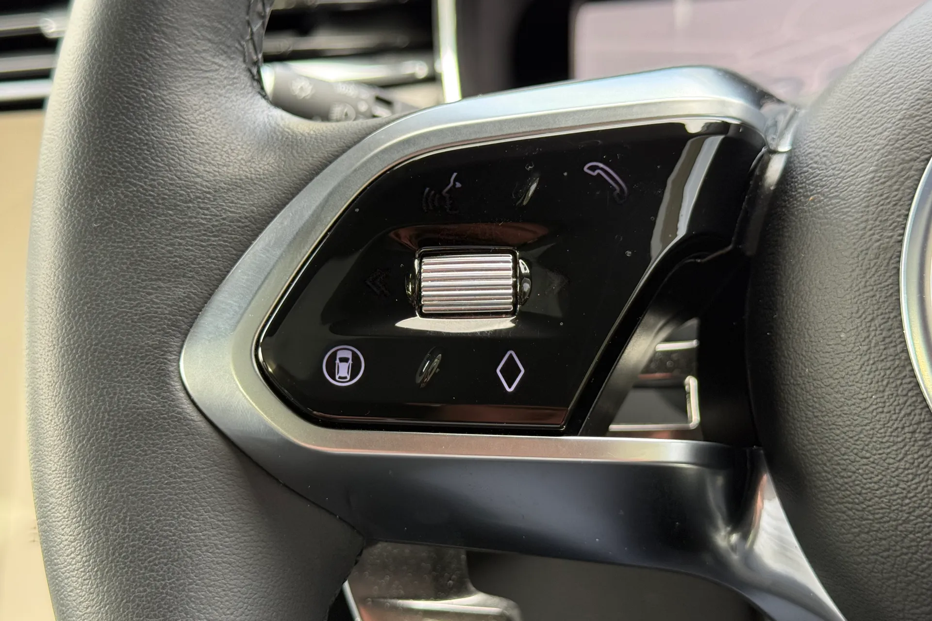 Jaguar F-PACE thumbnail image number 25