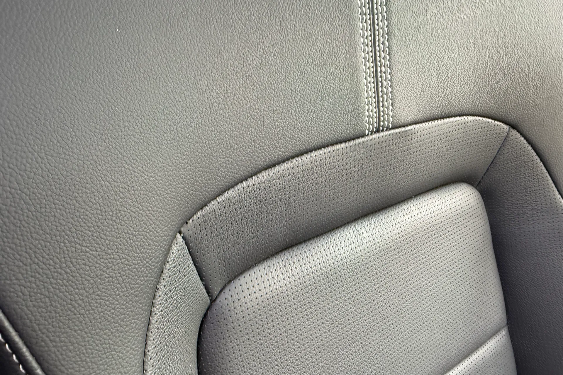 Jaguar F-PACE thumbnail image number 33