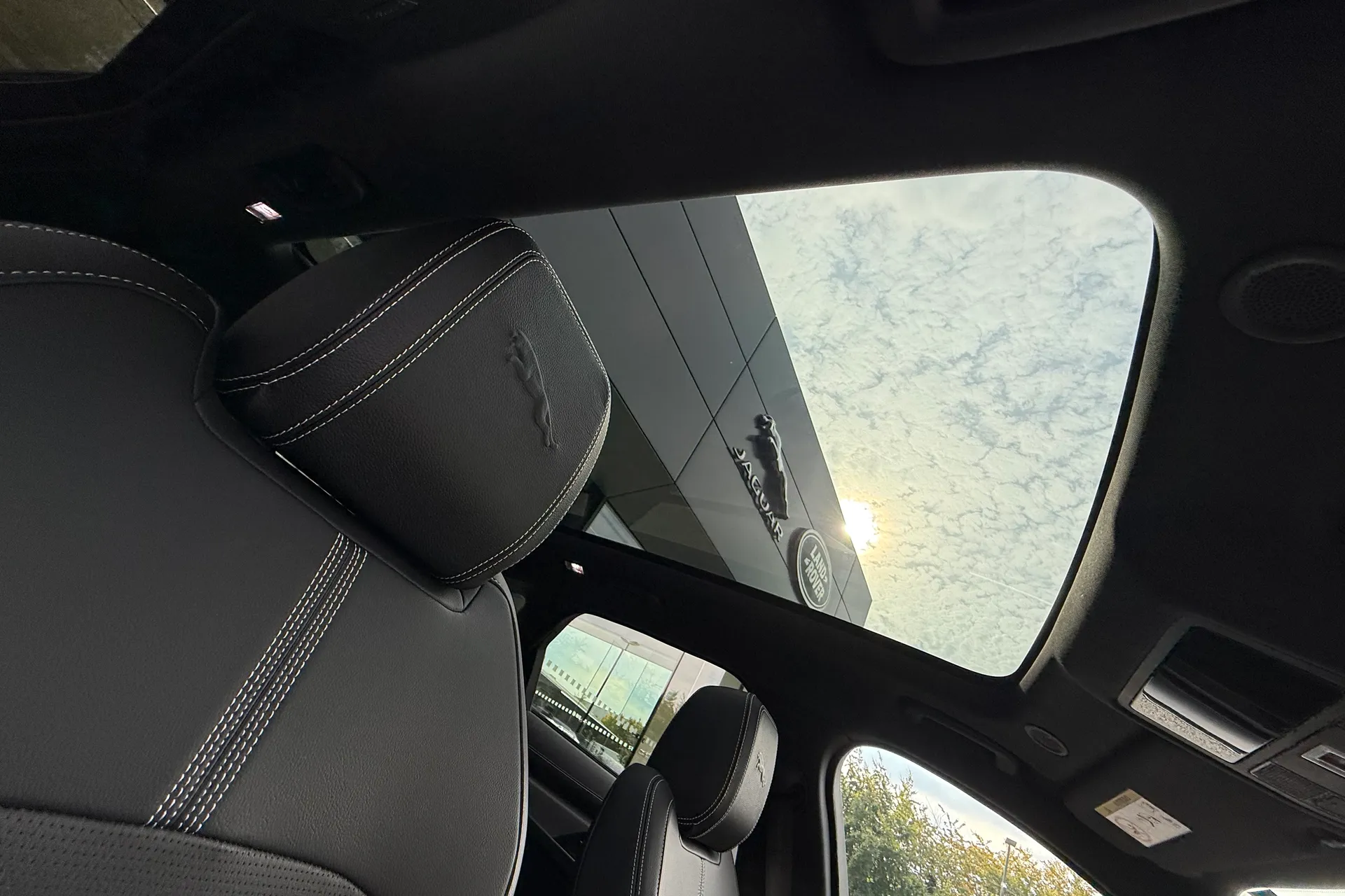 Jaguar F-PACE thumbnail image number 35