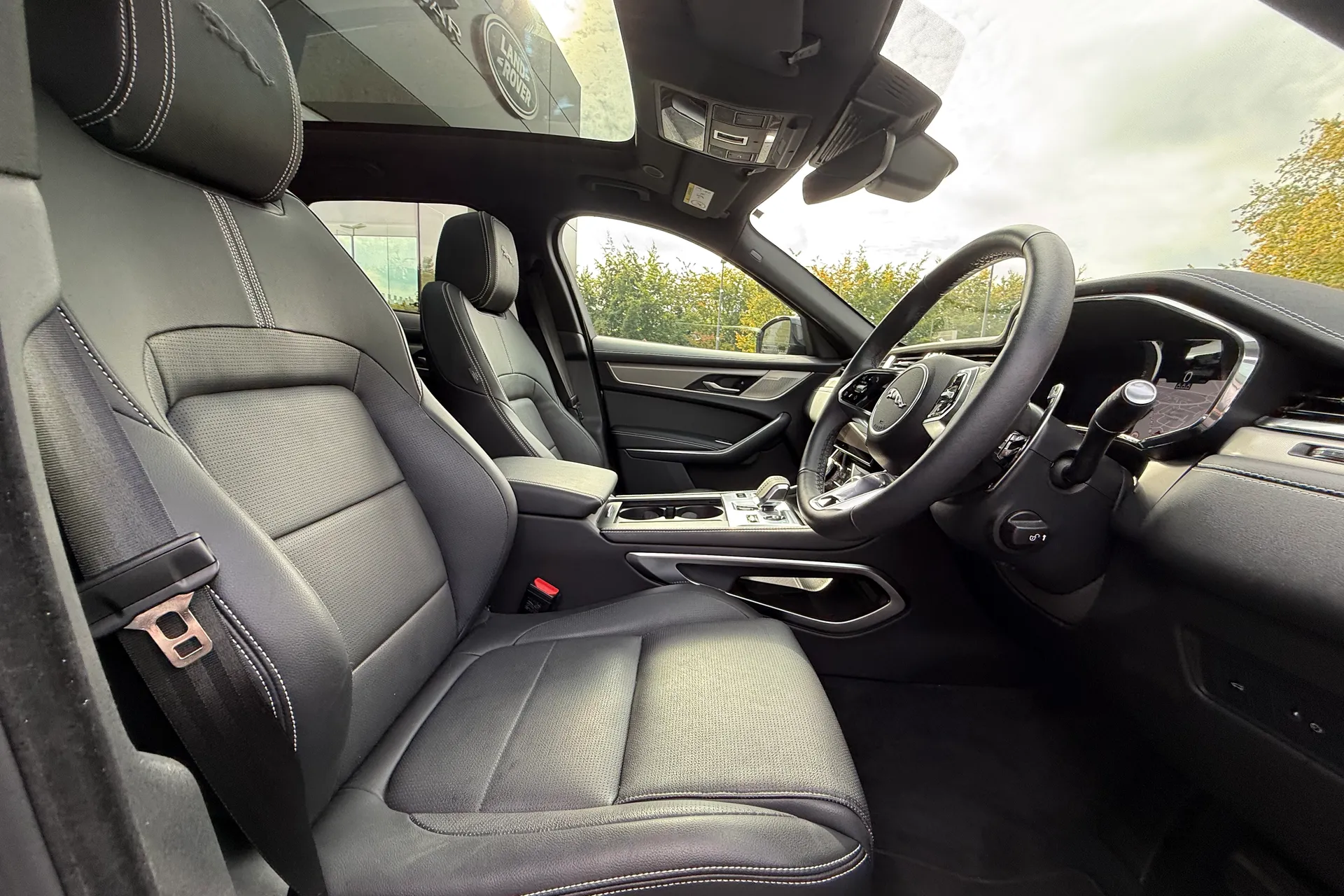 Jaguar F-PACE thumbnail image number 9