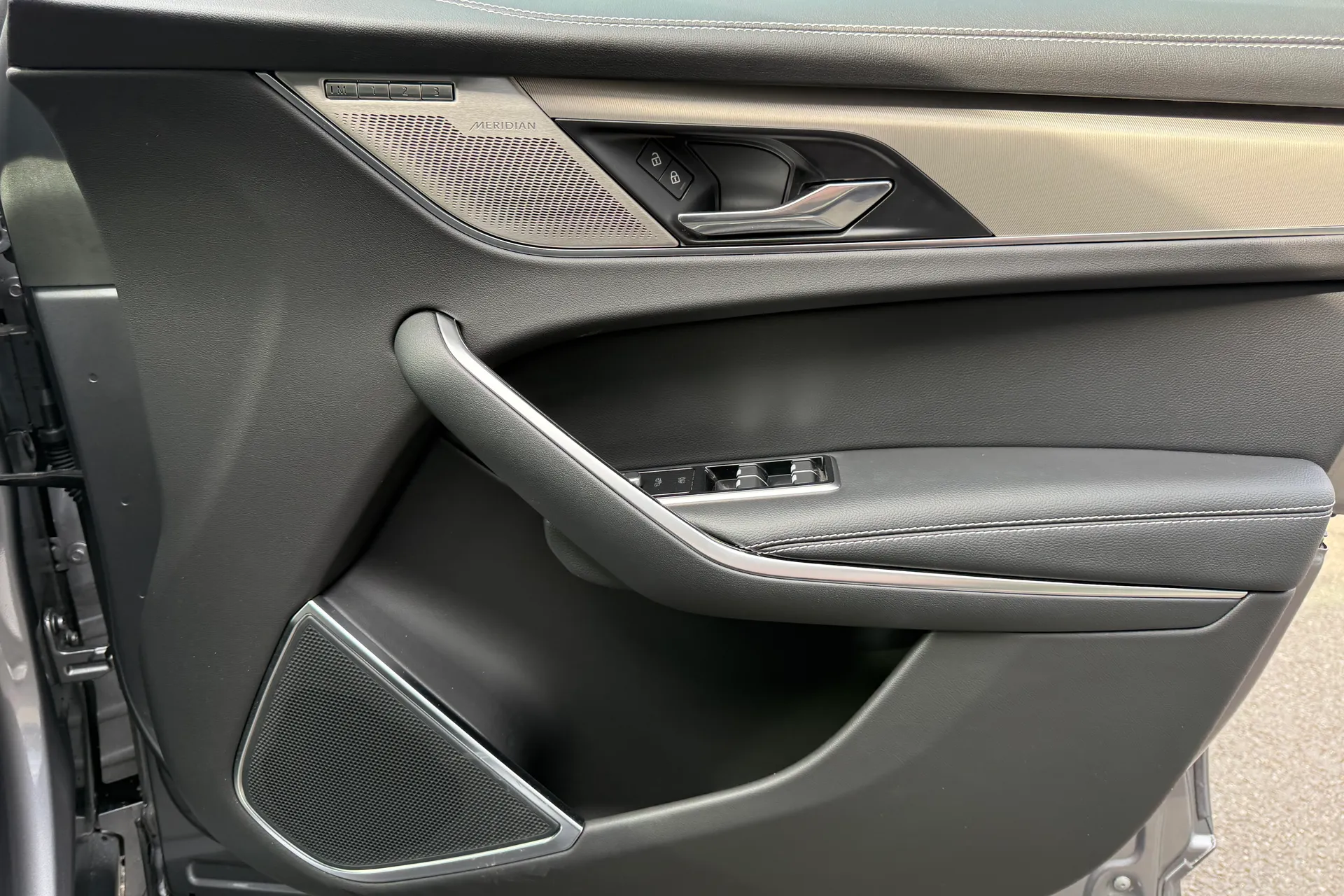 Jaguar F-PACE thumbnail image number 50