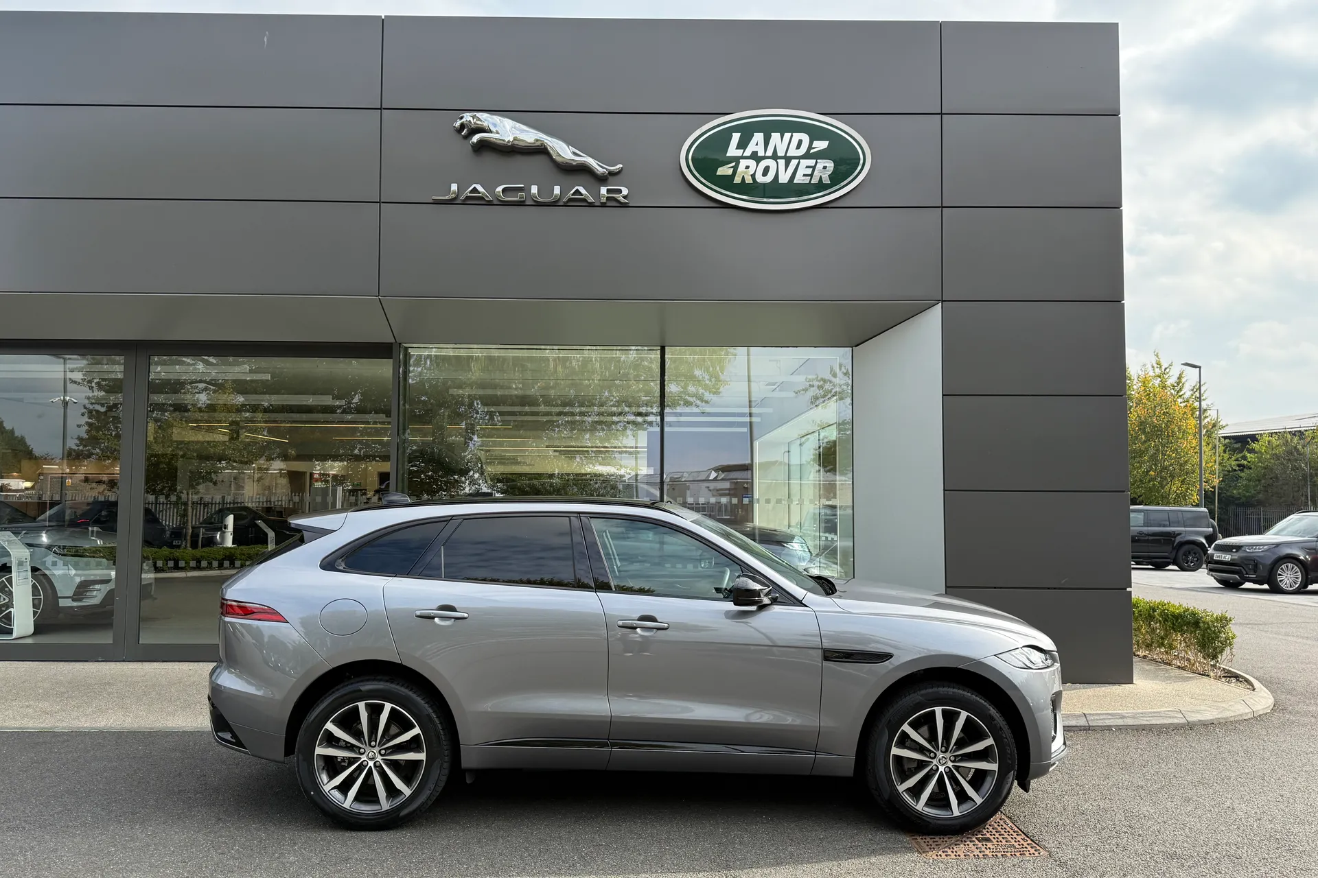 Jaguar F-PACE thumbnail image number 2