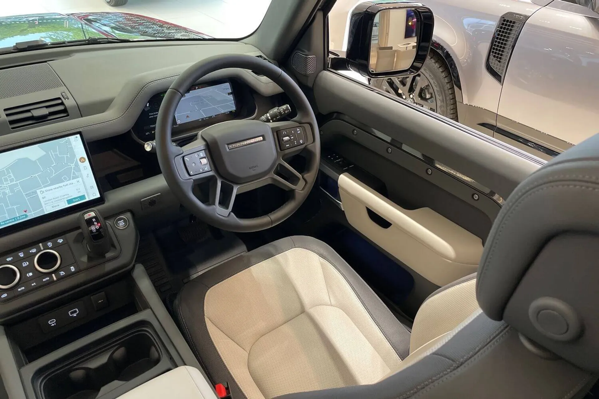 LAND ROVER Defender 90 thumbnail image number 18