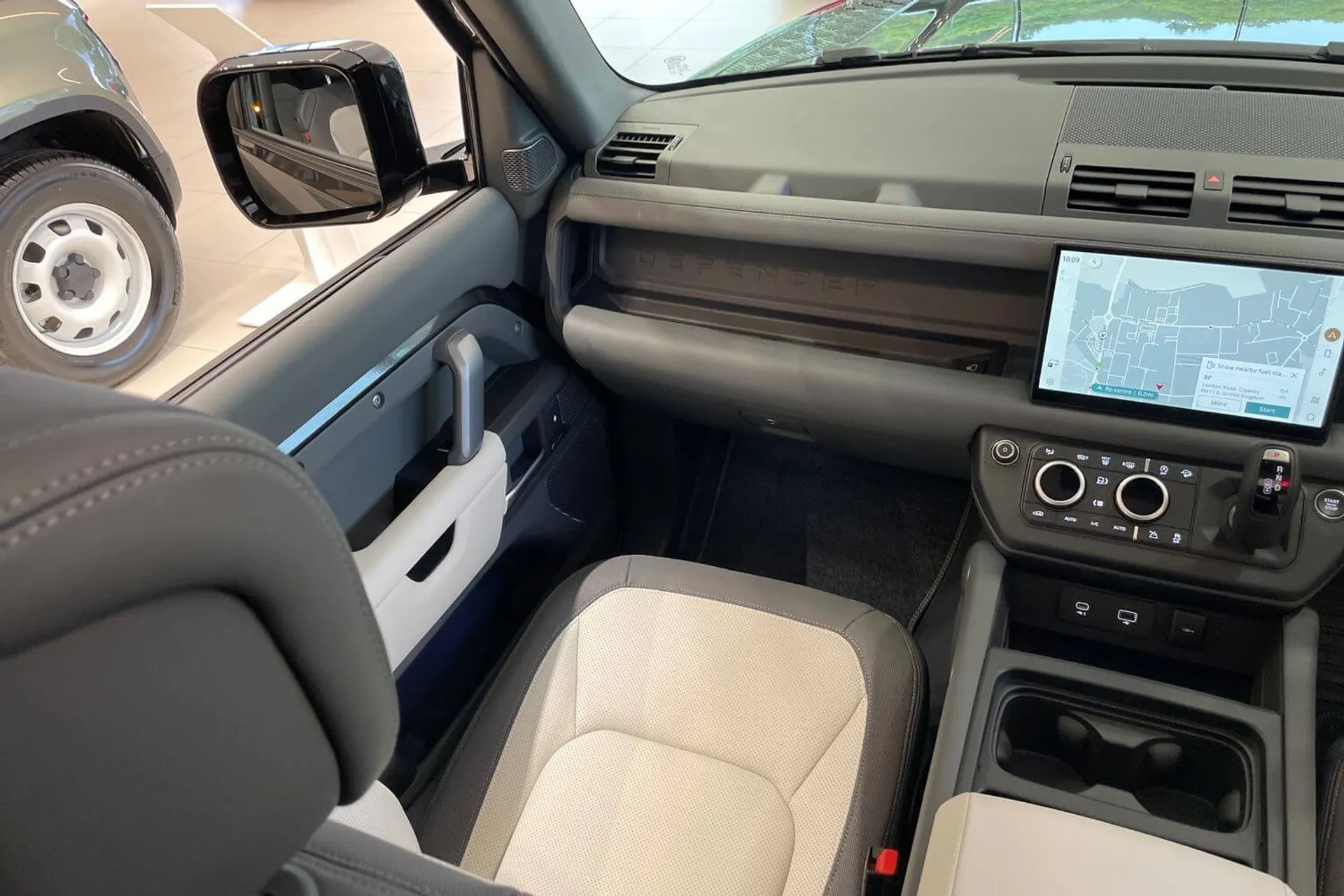 LAND ROVER Defender 90 thumbnail image number 15
