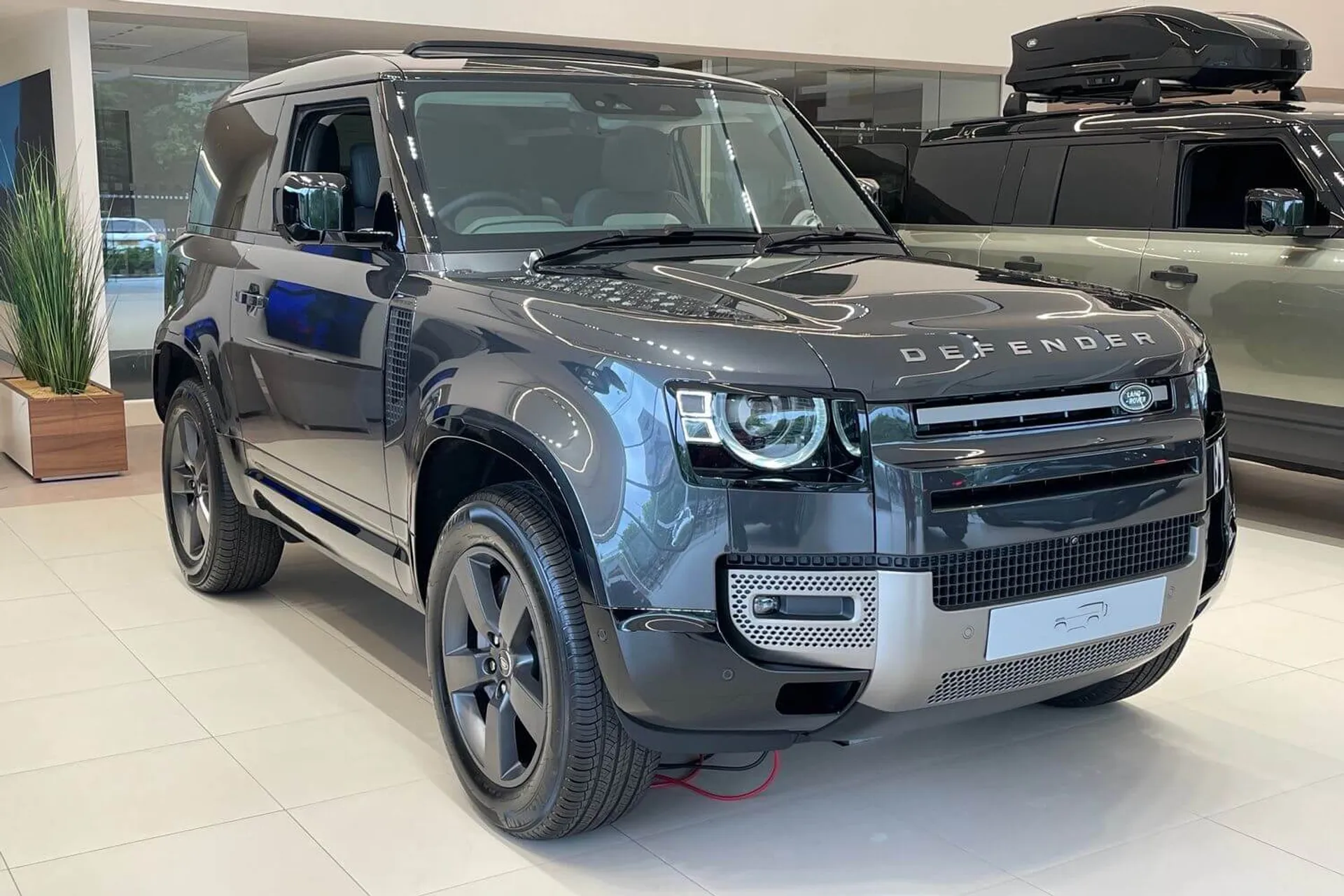 LAND ROVER Defender 90 focused image