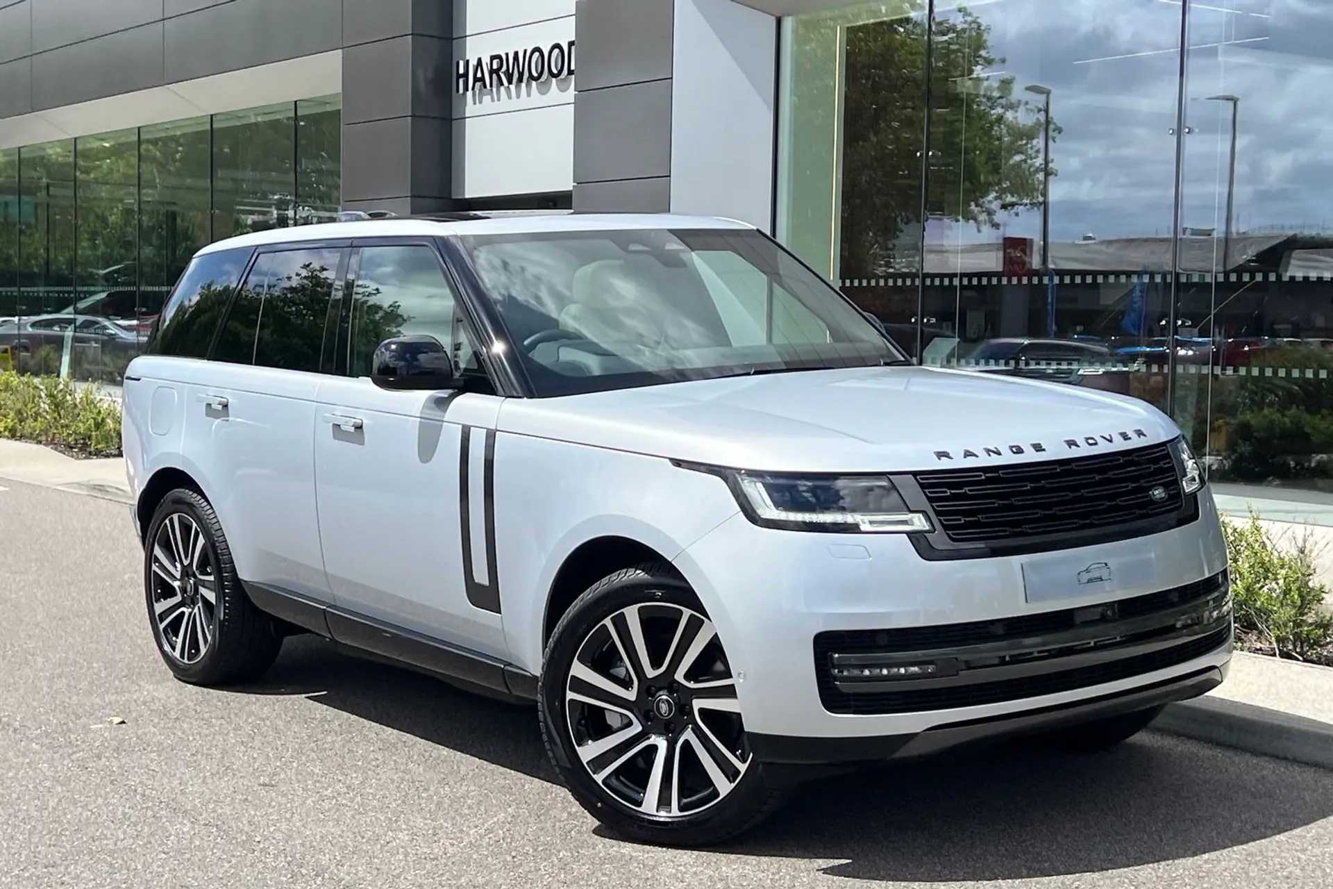 LAND ROVER RANGE ROVER focused image