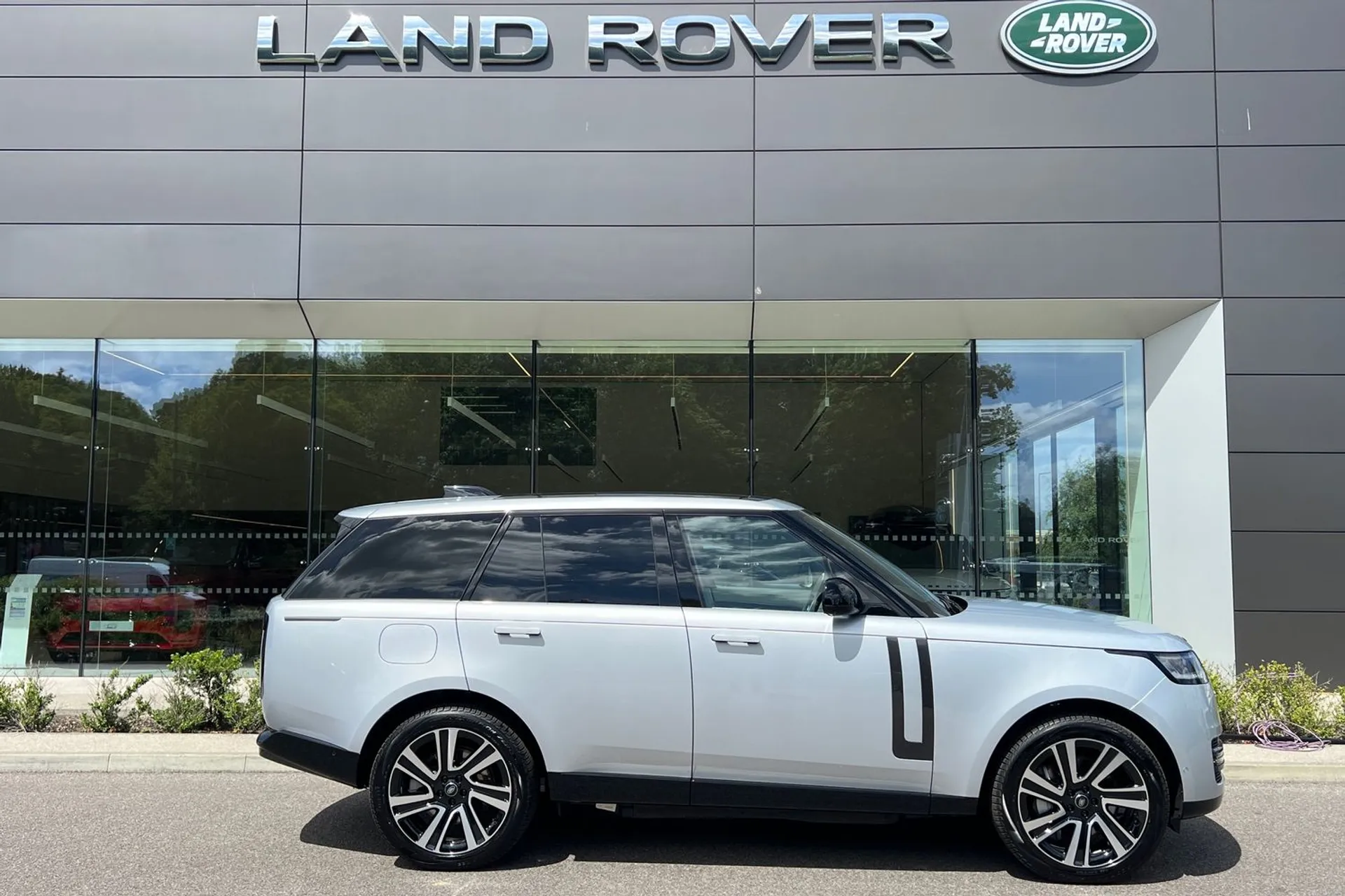 LAND ROVER RANGE ROVER thumbnail image number 2