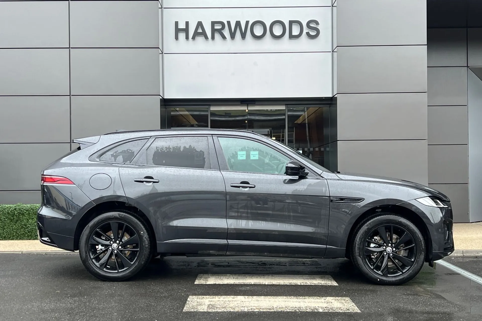 Jaguar F-PACE thumbnail image number 2