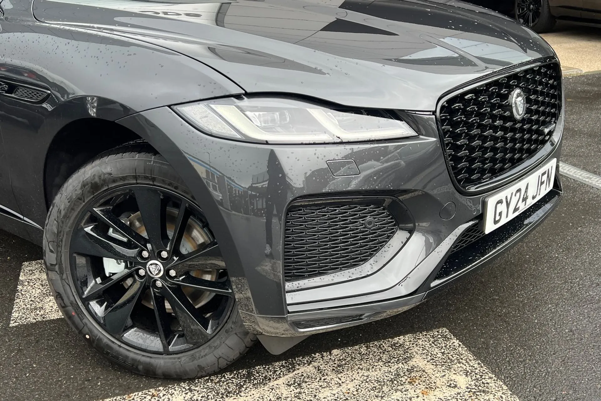 Jaguar F-PACE thumbnail image number 17