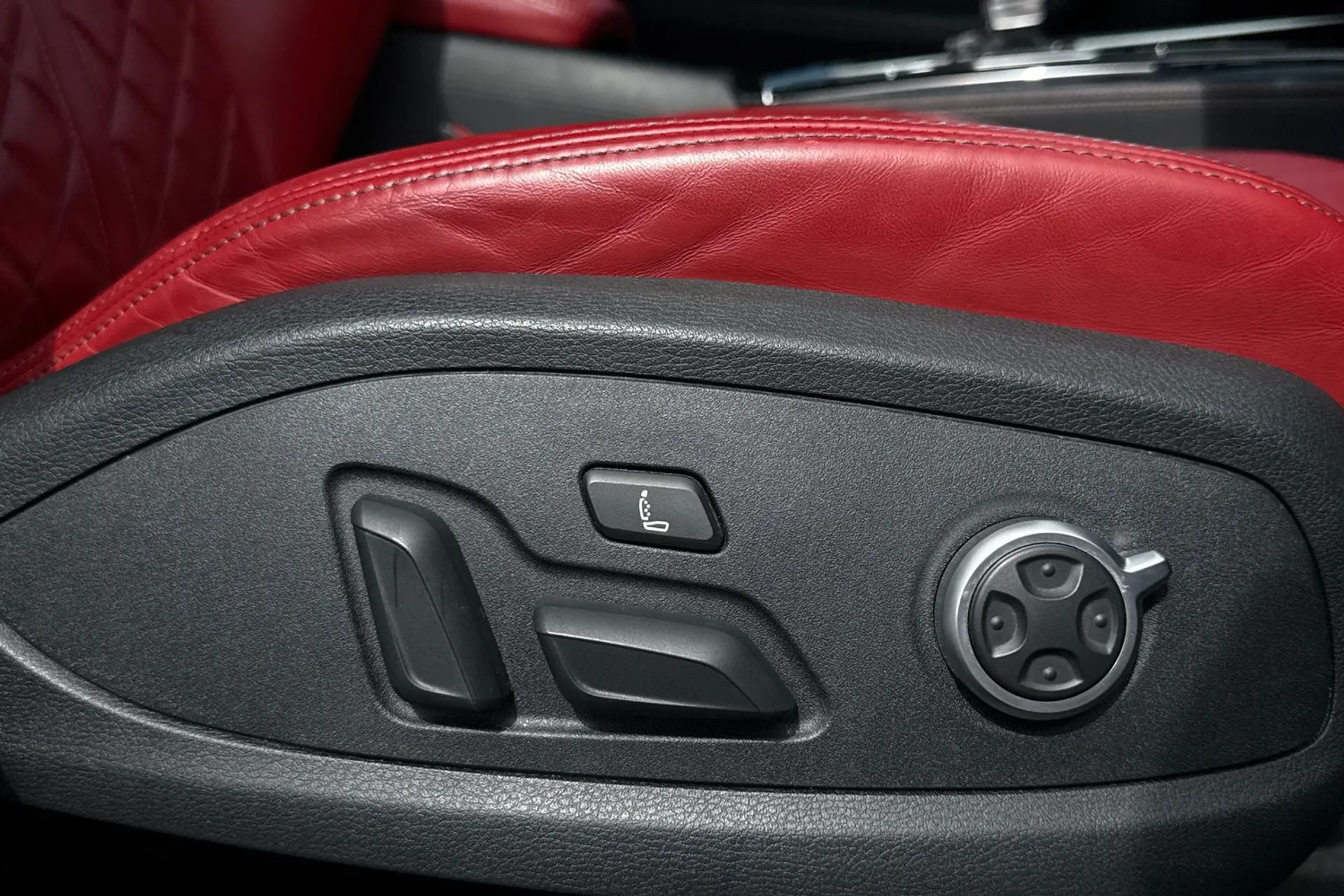 Audi A4 thumbnail image number 37