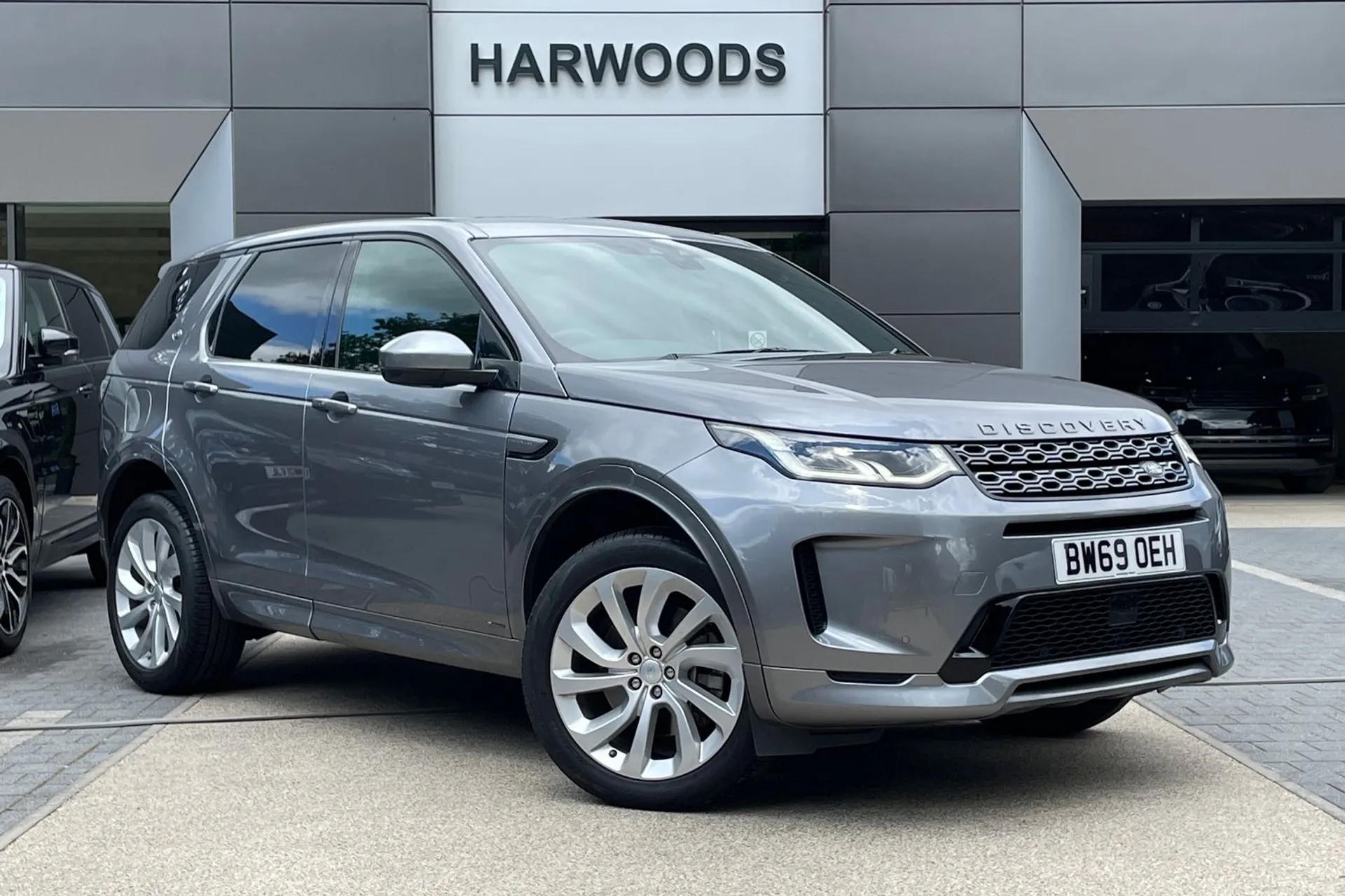 LAND ROVER DISCOVERY SPORT focused image