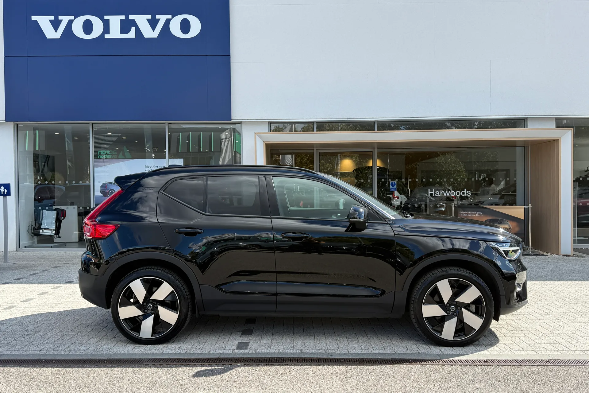 Volvo XC40 thumbnail image number 2