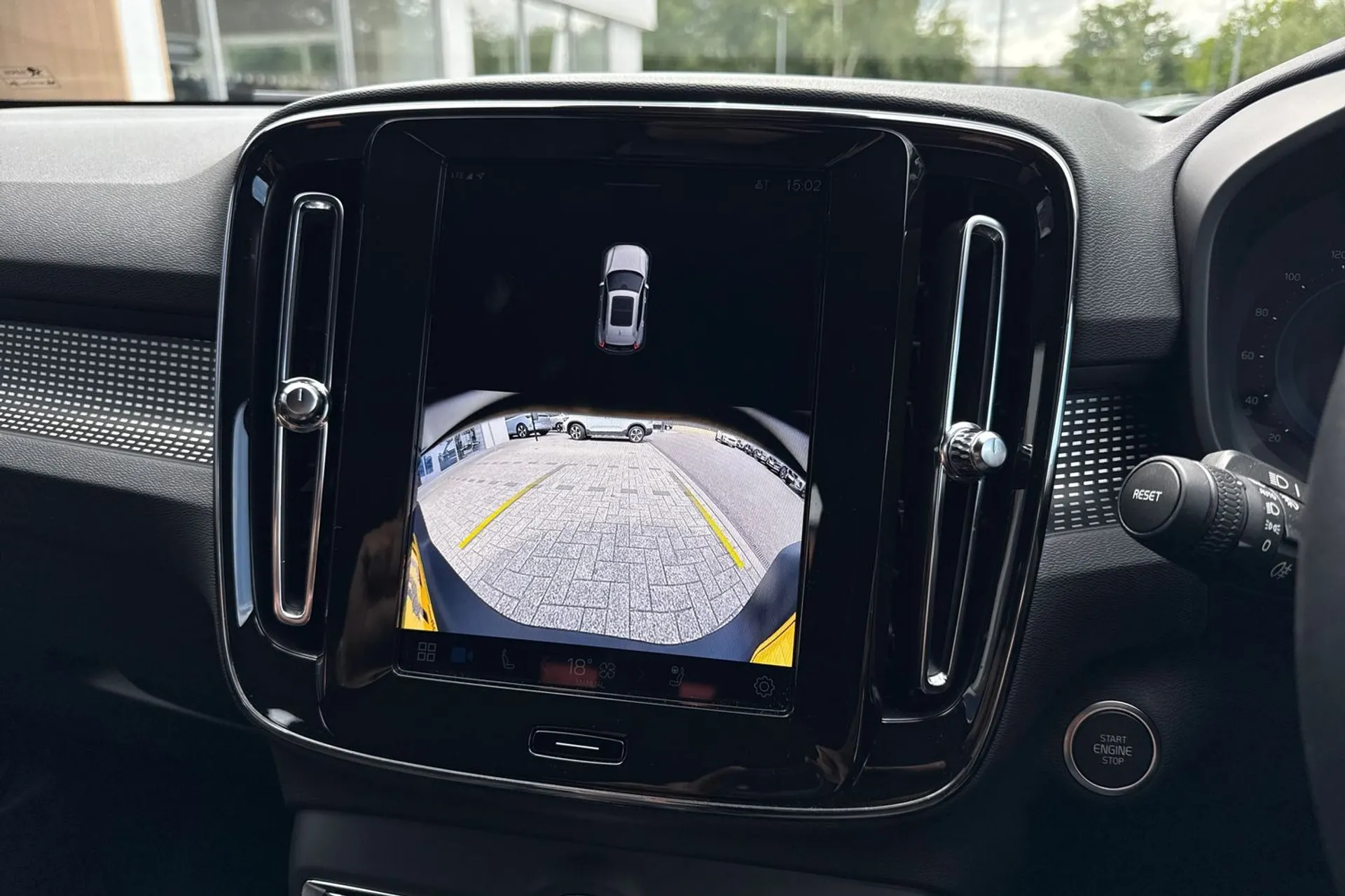 Volvo XC40 thumbnail image number 4