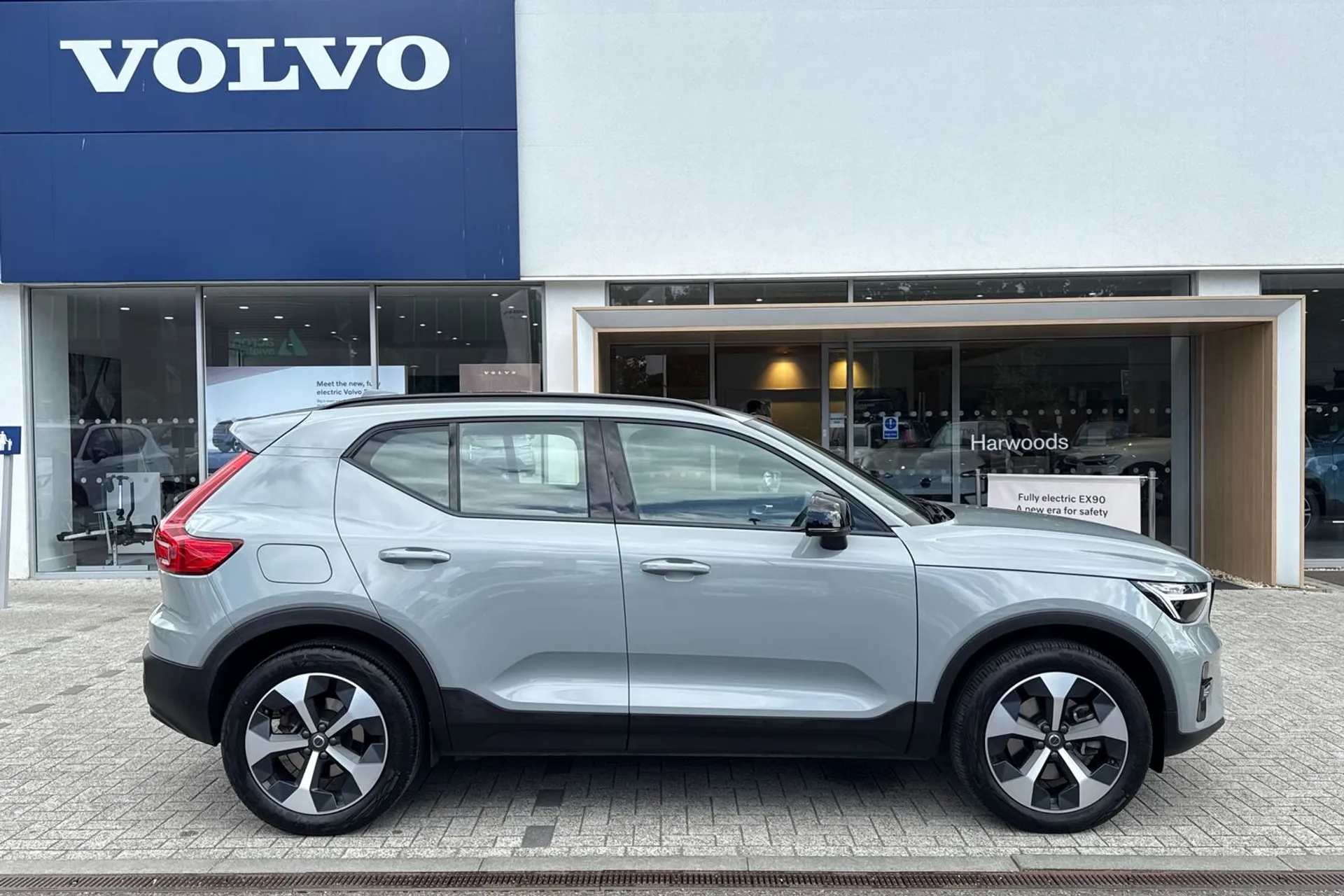Volvo XC40 thumbnail image number 2