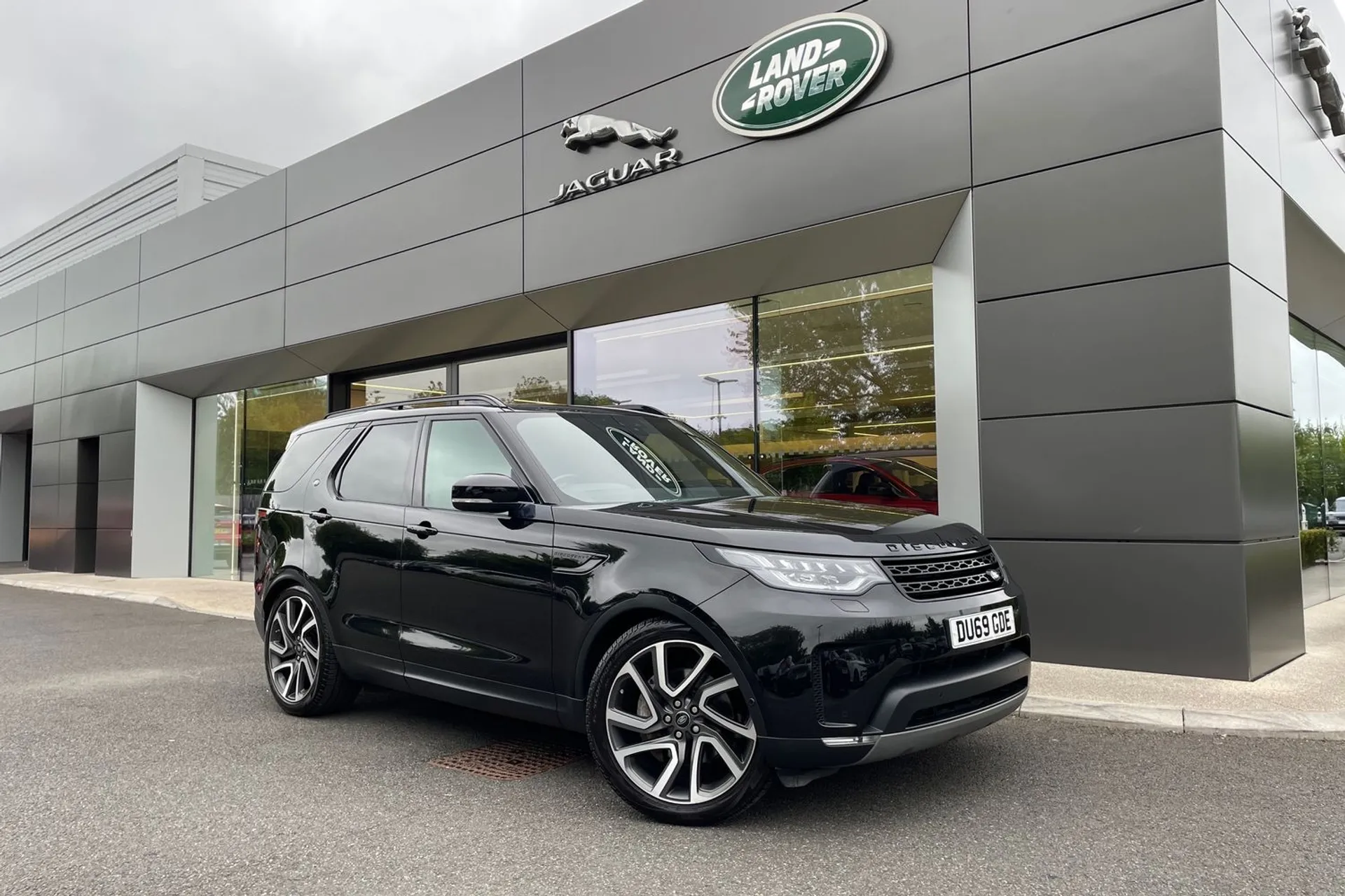 LAND ROVER DISCOVERY focused image