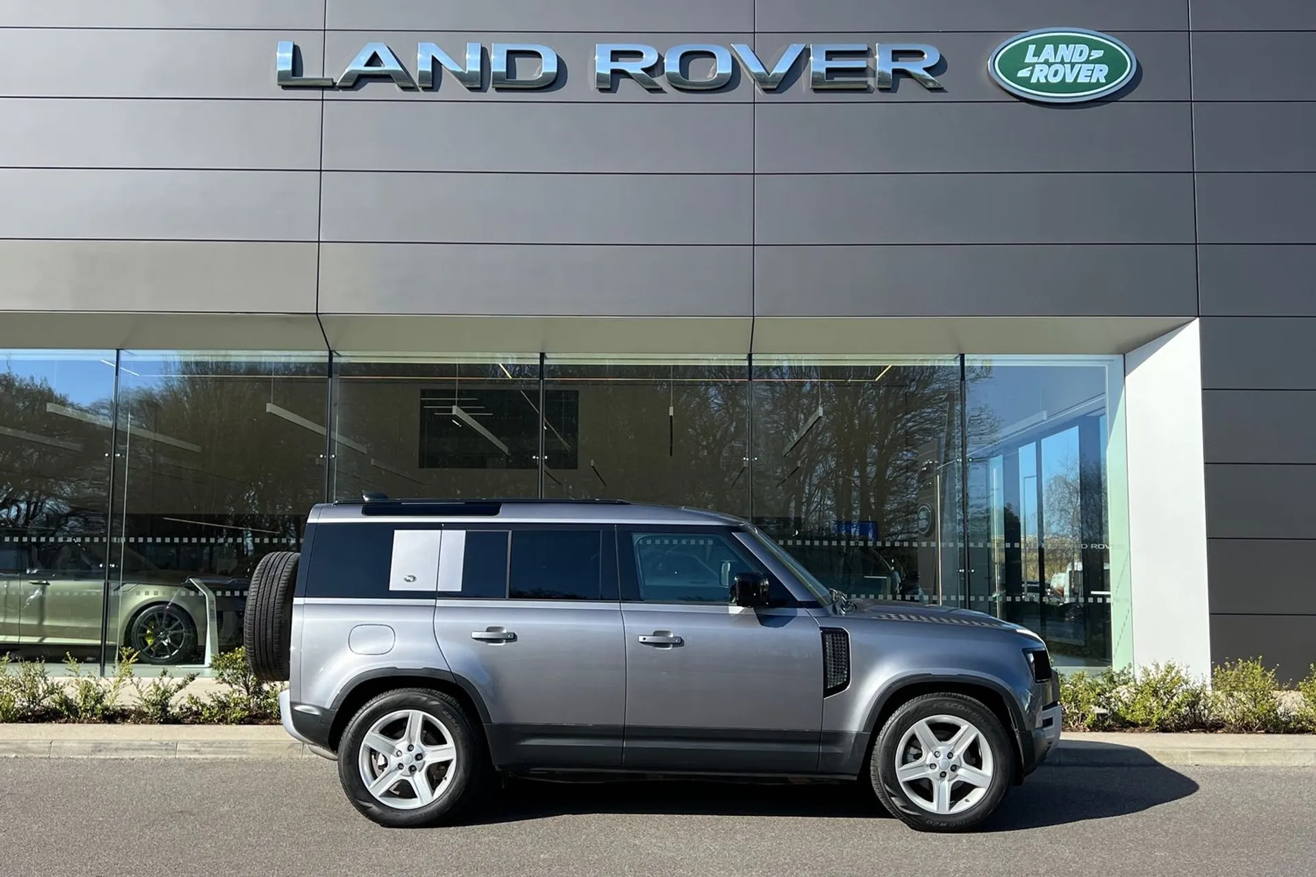 LAND ROVER DEFENDER thumbnail image number 2
