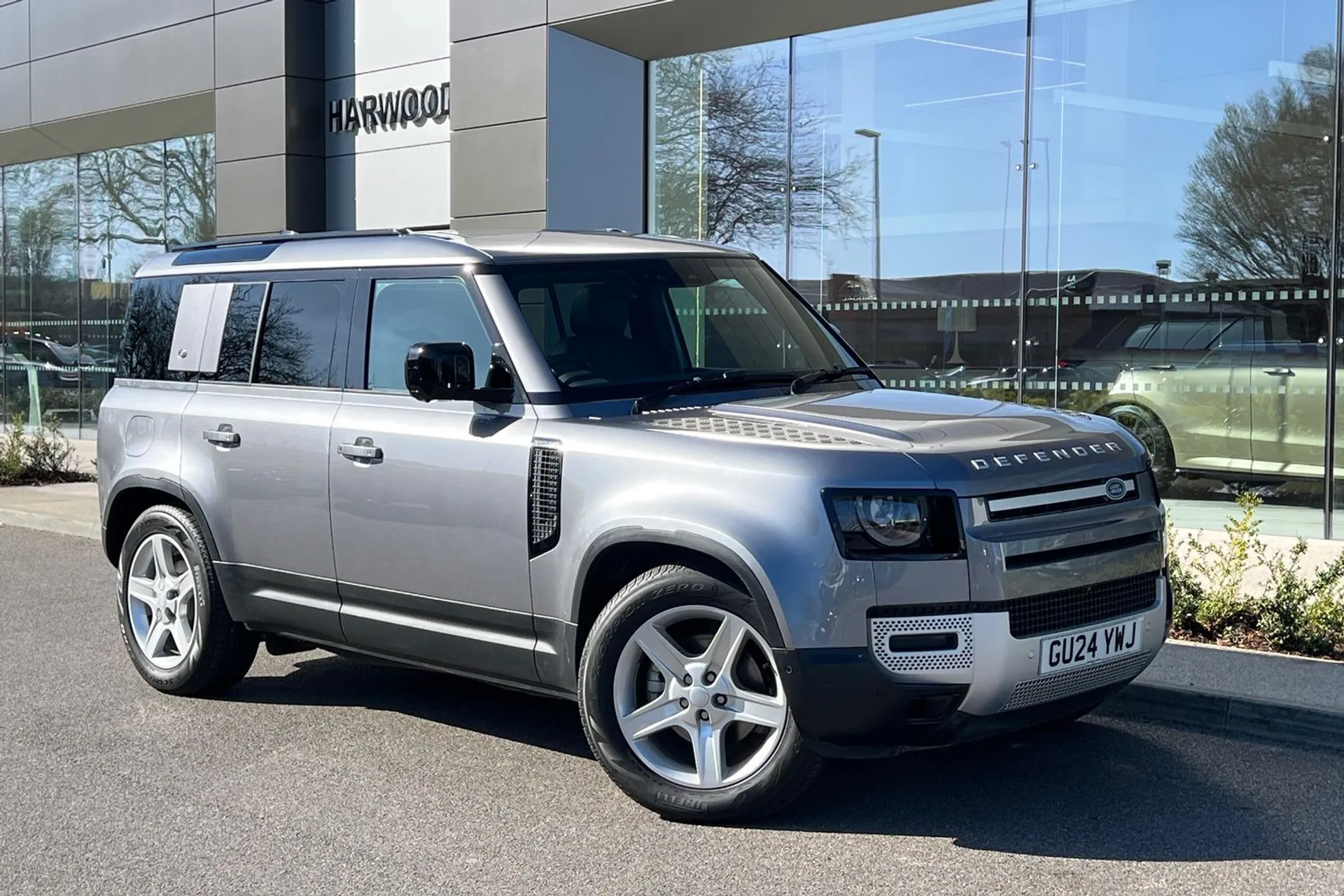 LAND ROVER DEFENDER focused image