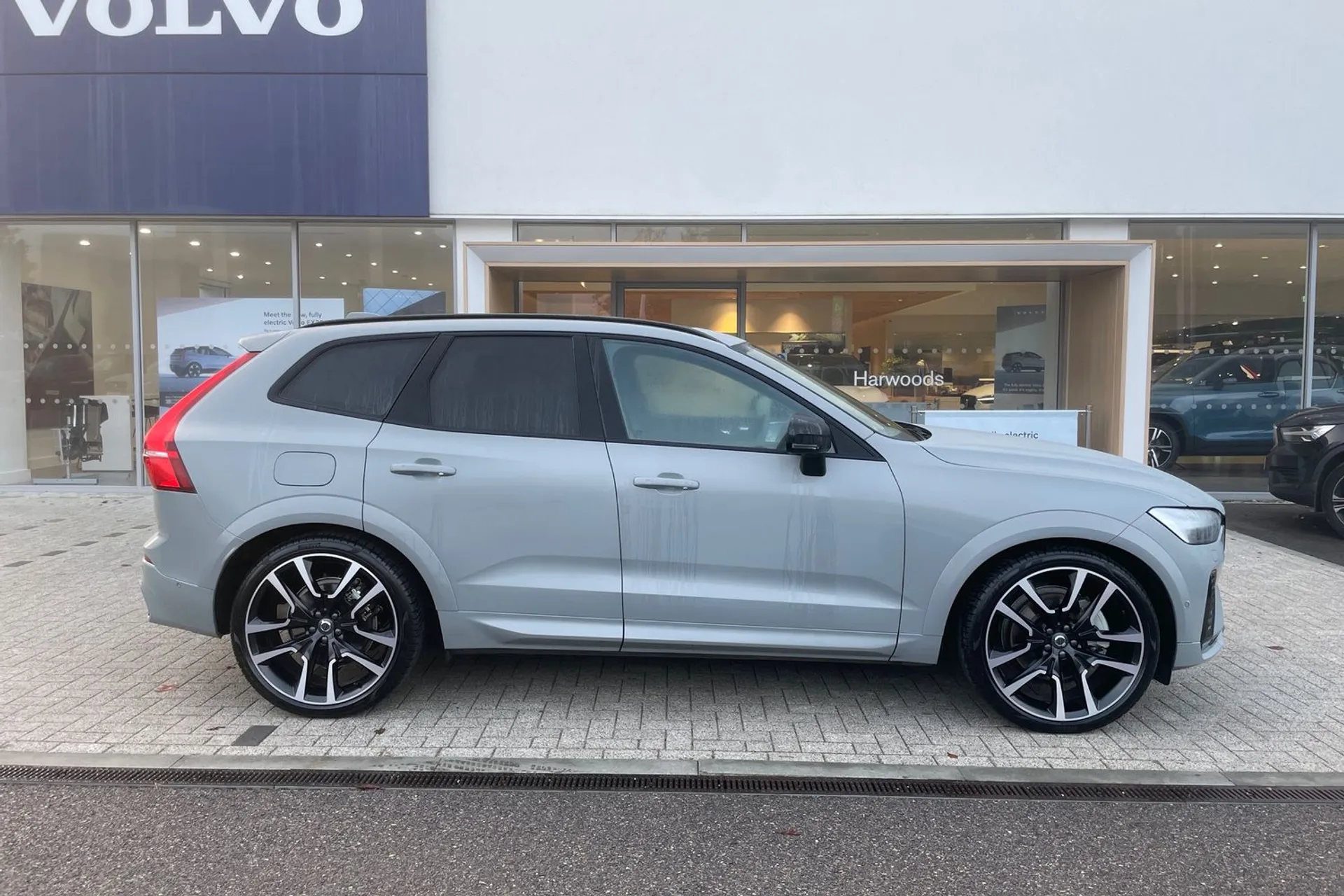 Volvo XC60 thumbnail image number 2