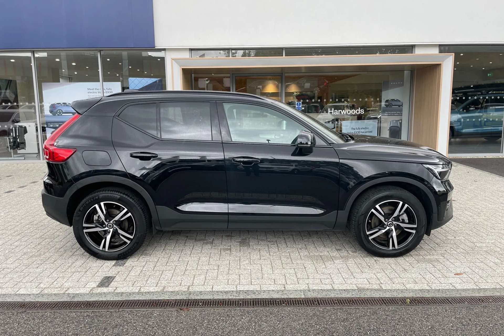 Volvo XC40 thumbnail image number 2