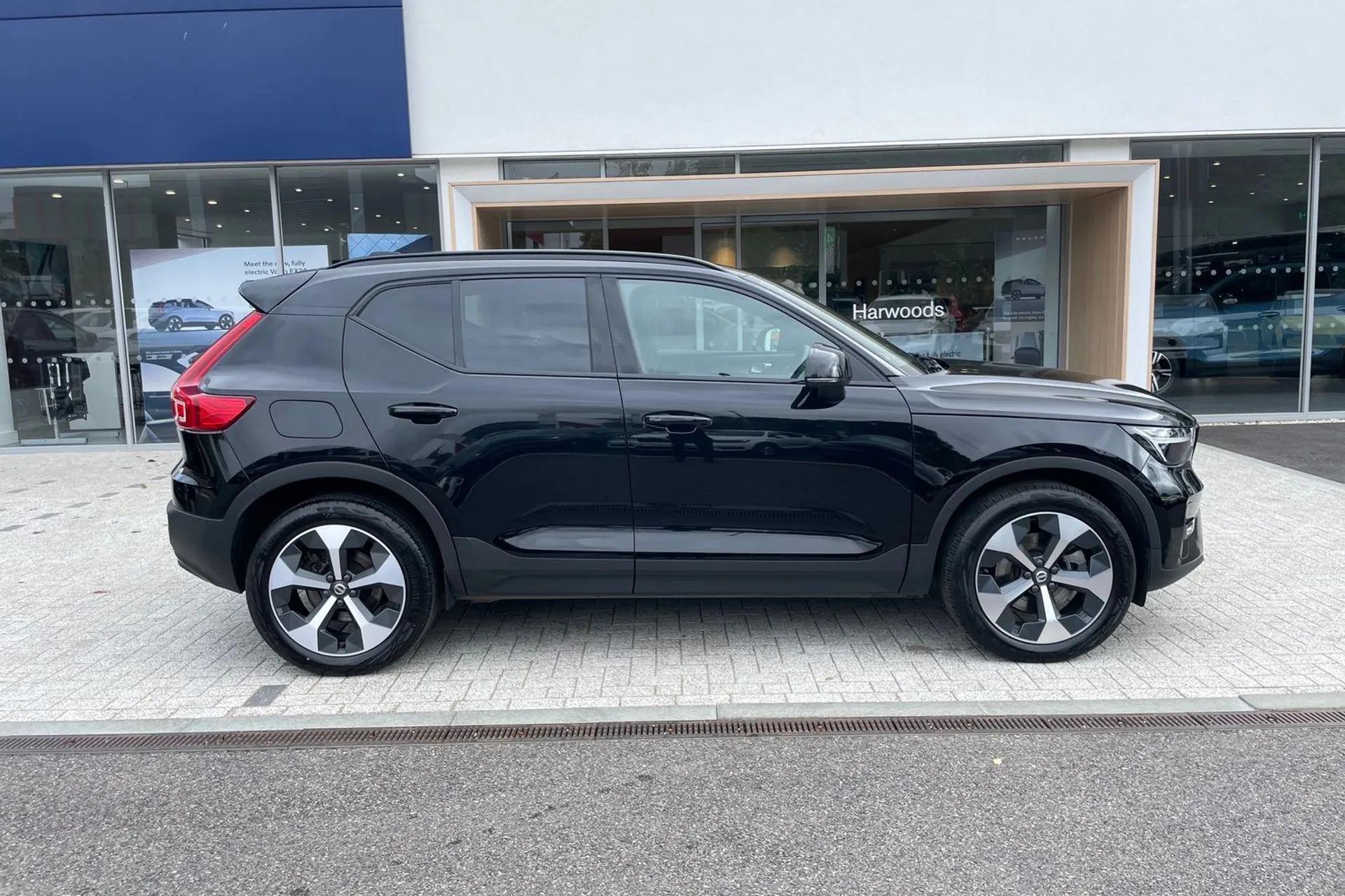 Volvo XC40 thumbnail image number 2