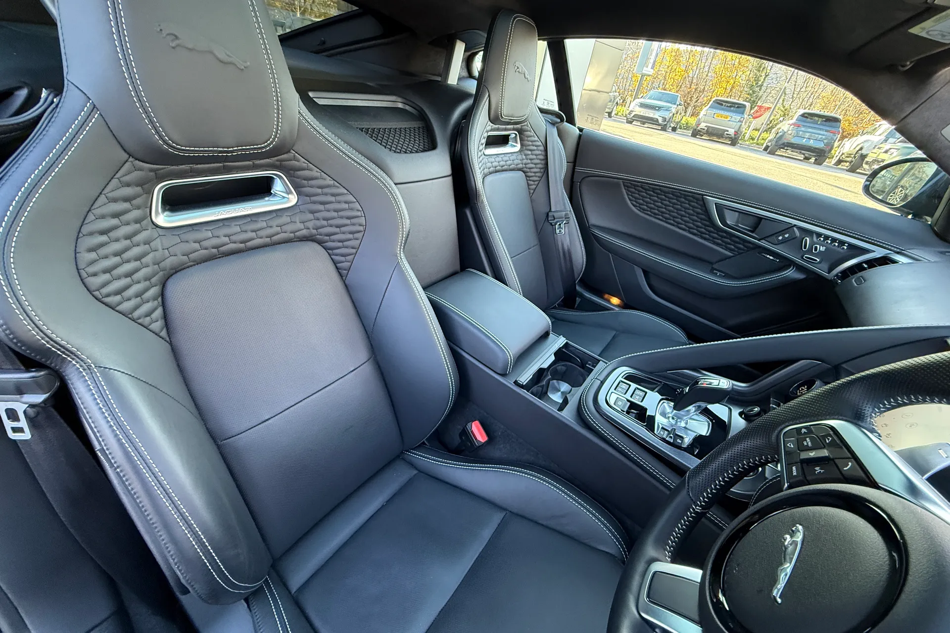 Jaguar F-TYPE thumbnail image number 38