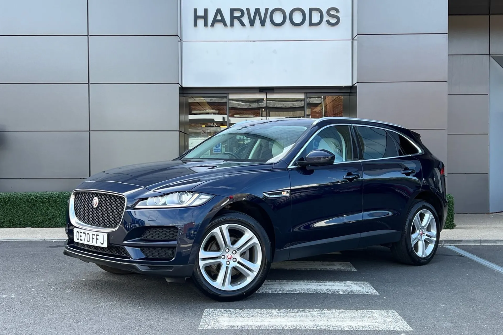 Jaguar F-PACE thumbnail image number 14