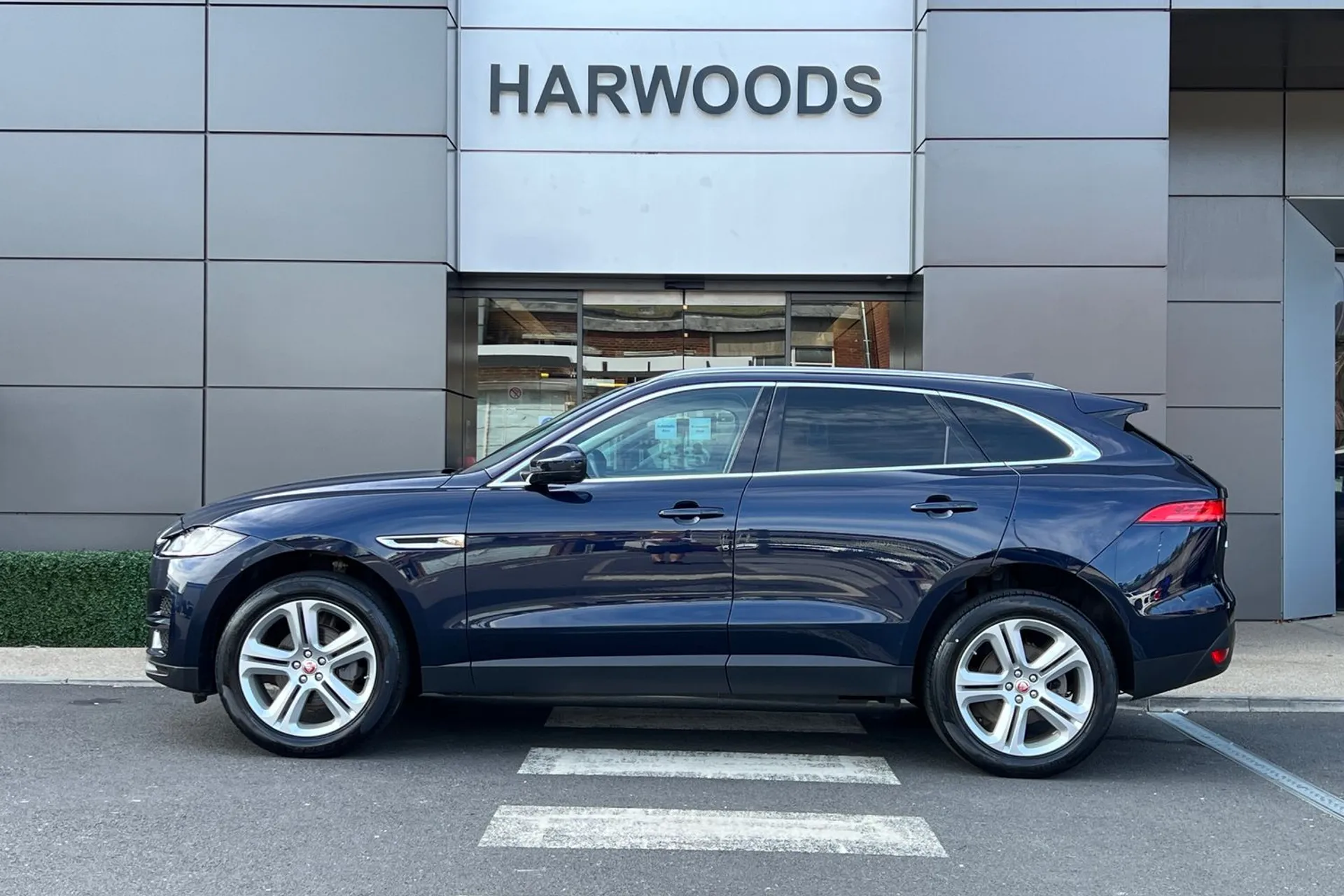 Jaguar F-PACE thumbnail image number 13