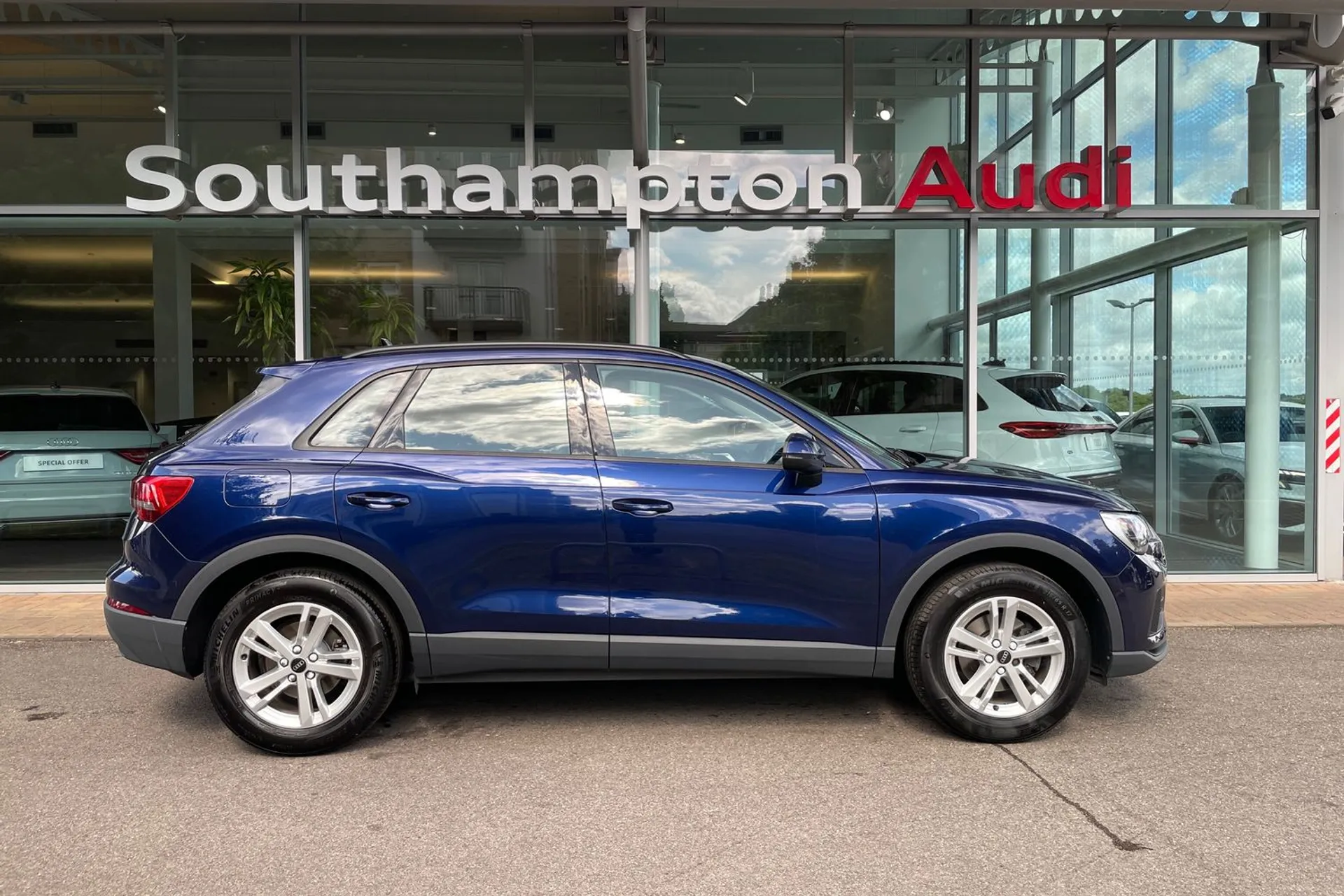Audi Q3 thumbnail image number 2