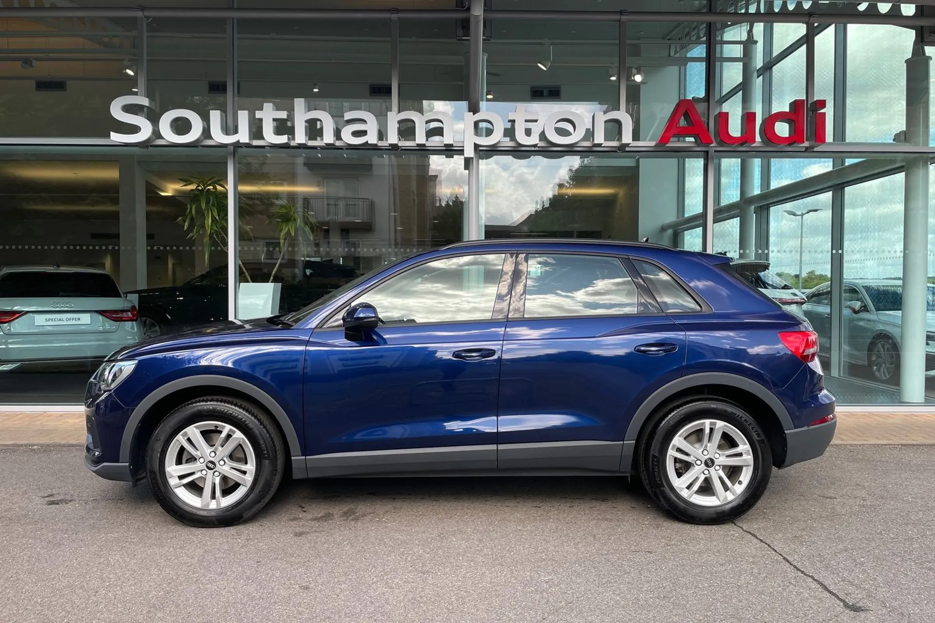 Audi Q3 thumbnail image number 8